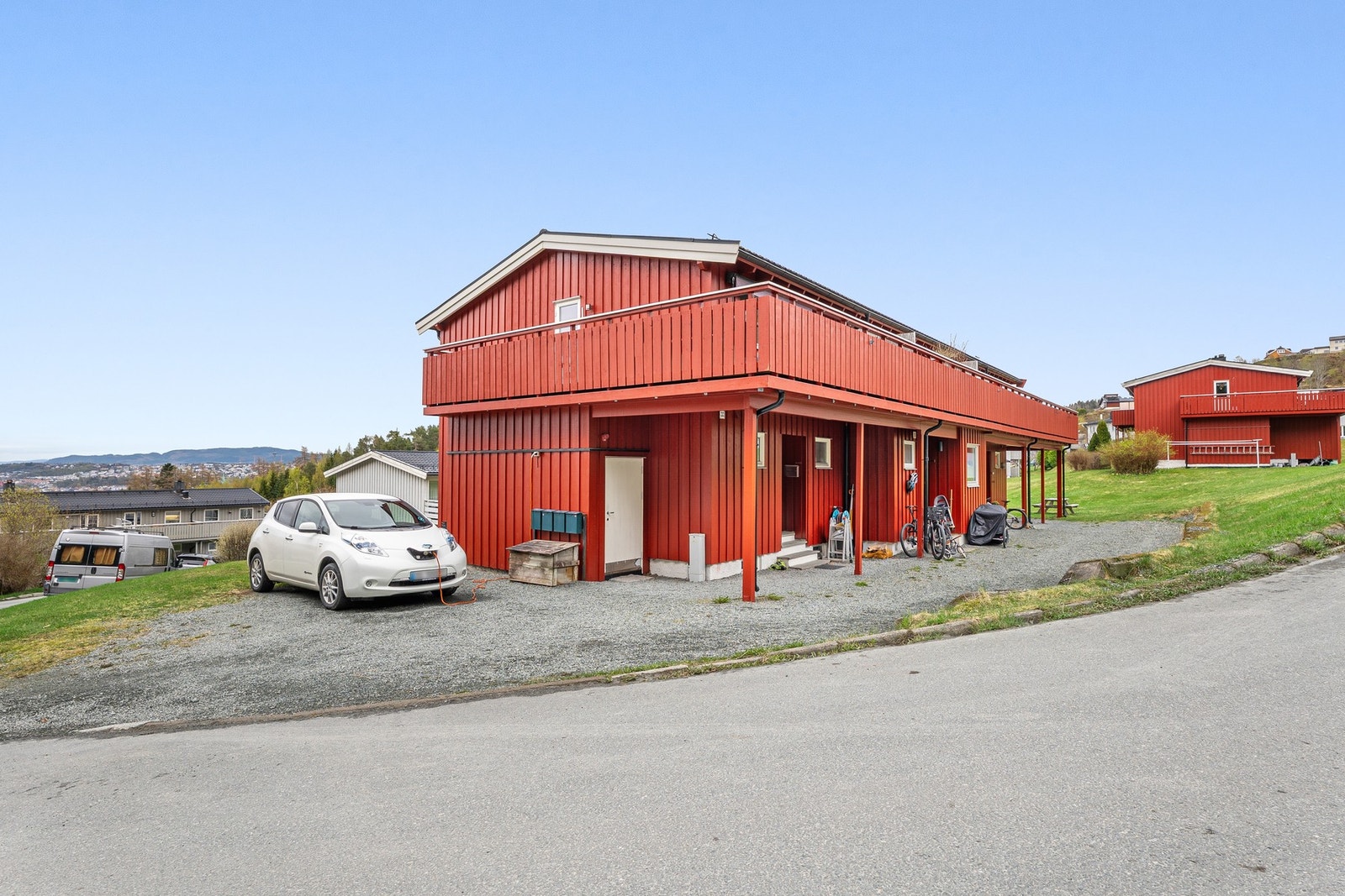 Det er parkering langs veien. Galleribilde
