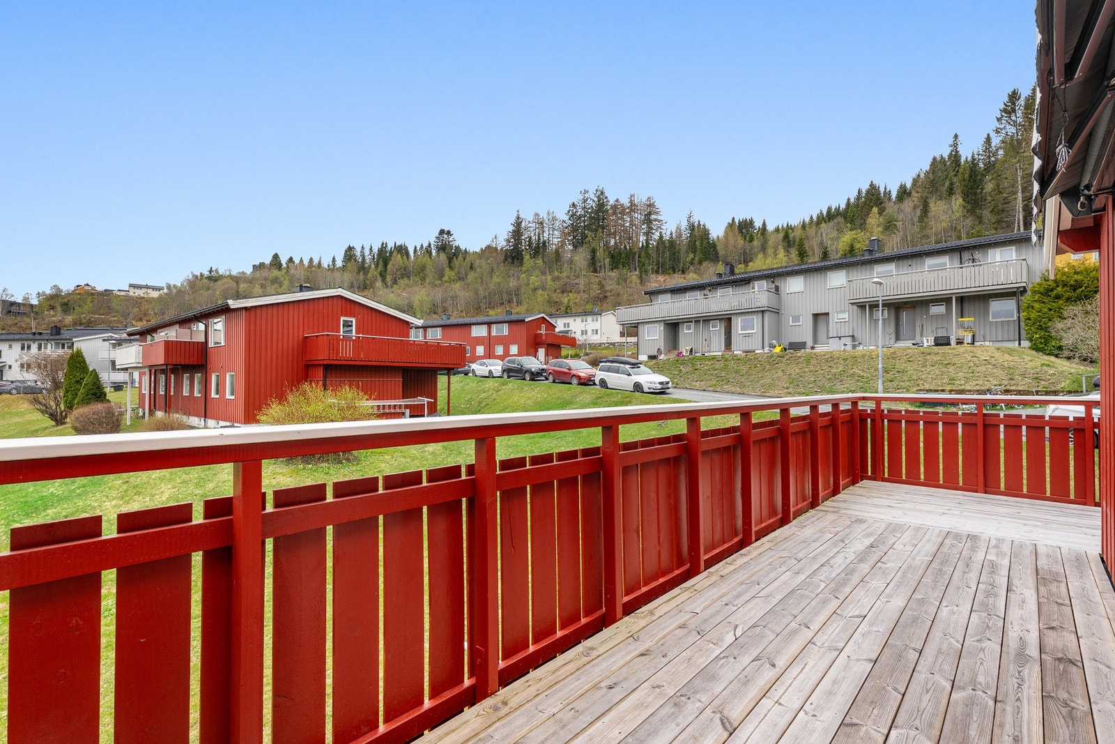 Det er god plass mellom boligene i nabolaget, og fra altanen har du fint utsyn mot hagen. Galleribilde