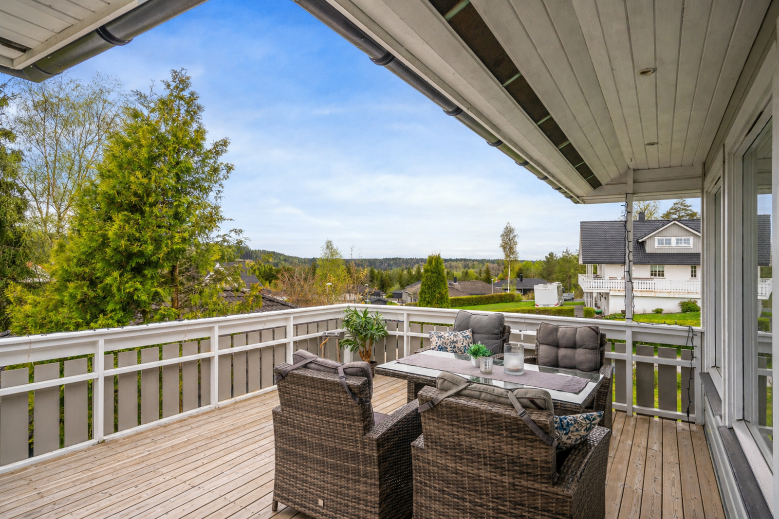 Stor terrasse med god plass til både spisegruppe og avslapning - perfekt for sommerdager Galleribilde