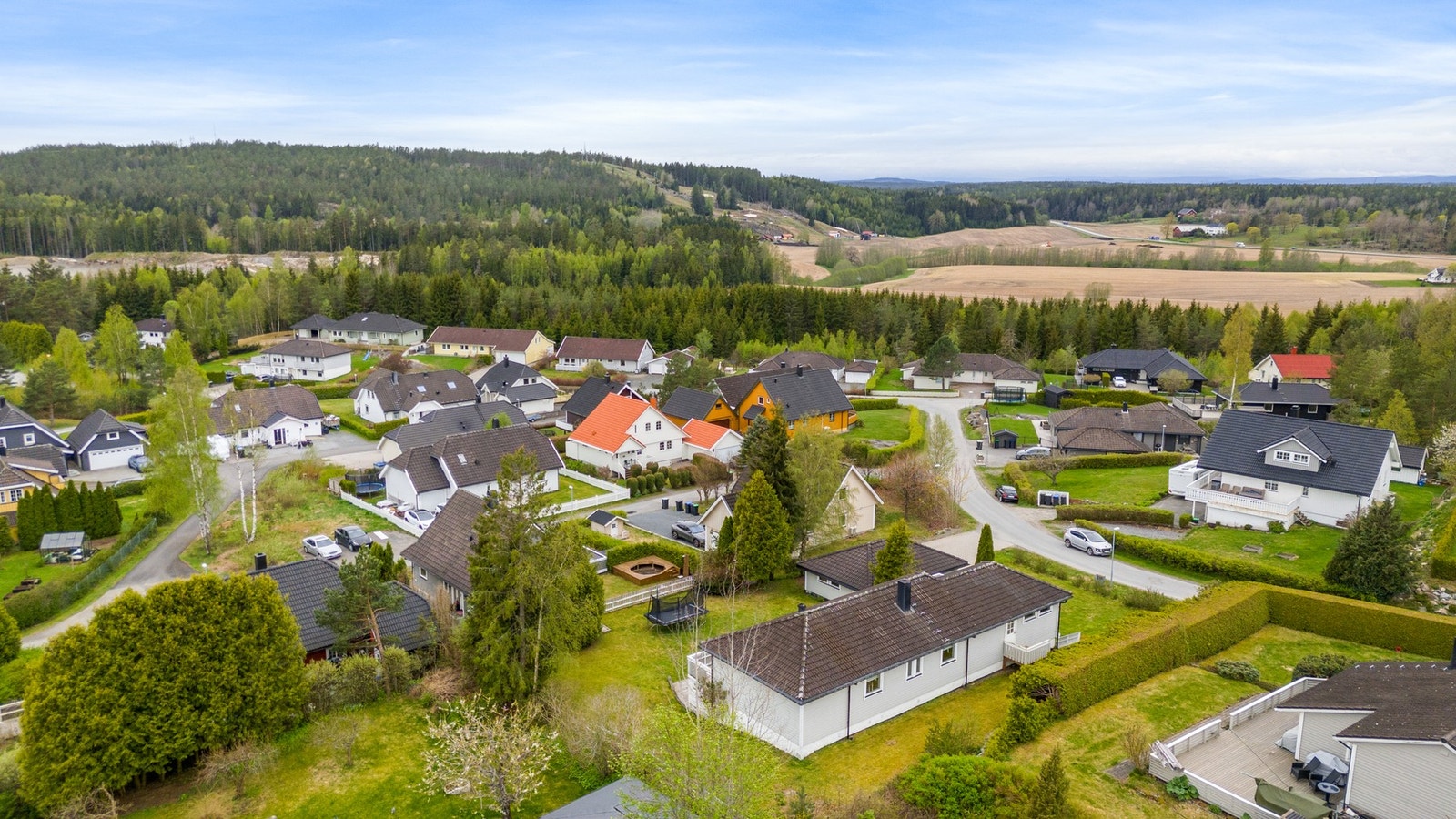 Boligen ligger i et rolig og etablert boligområde med hyggelig nabolag og lite gjennomgangstrafikk Galleribilde