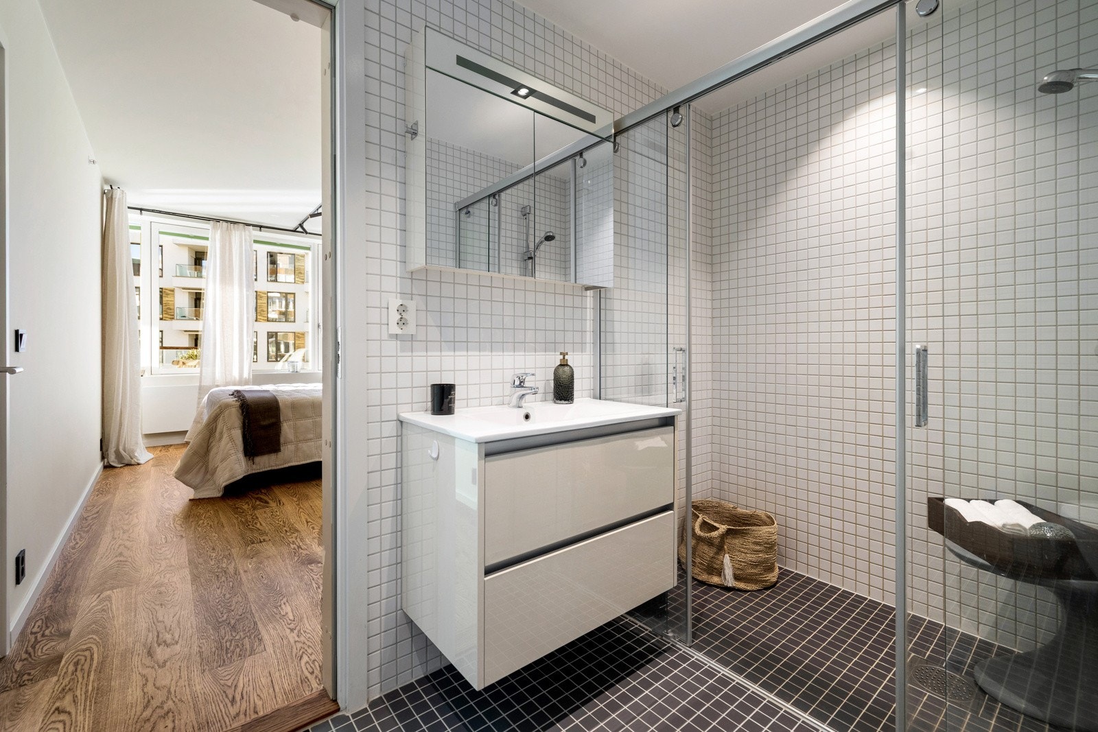 Det største badet ligger i "en suite" løsning med det ene soverommet. Galleribilde