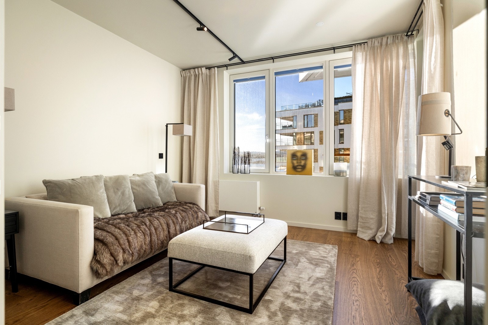 Leiligheten har to romslige soverom, begge med god plass til dobbeltseng og nattbord, samt ekstra kvaliteter på hver sin måte. Galleribilde