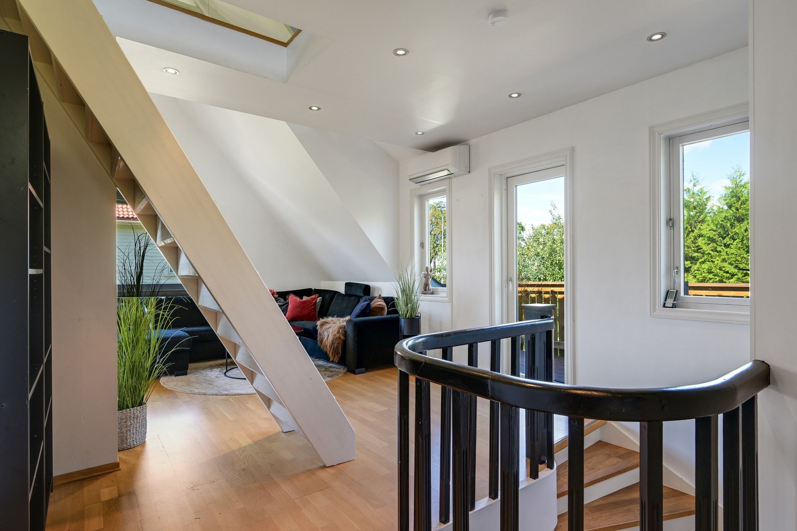 Etasjen har gjennomgående parkett på gulv og gips på vegger og i tak. Det er i tillegg spotter i taket med dimming. Galleribilde