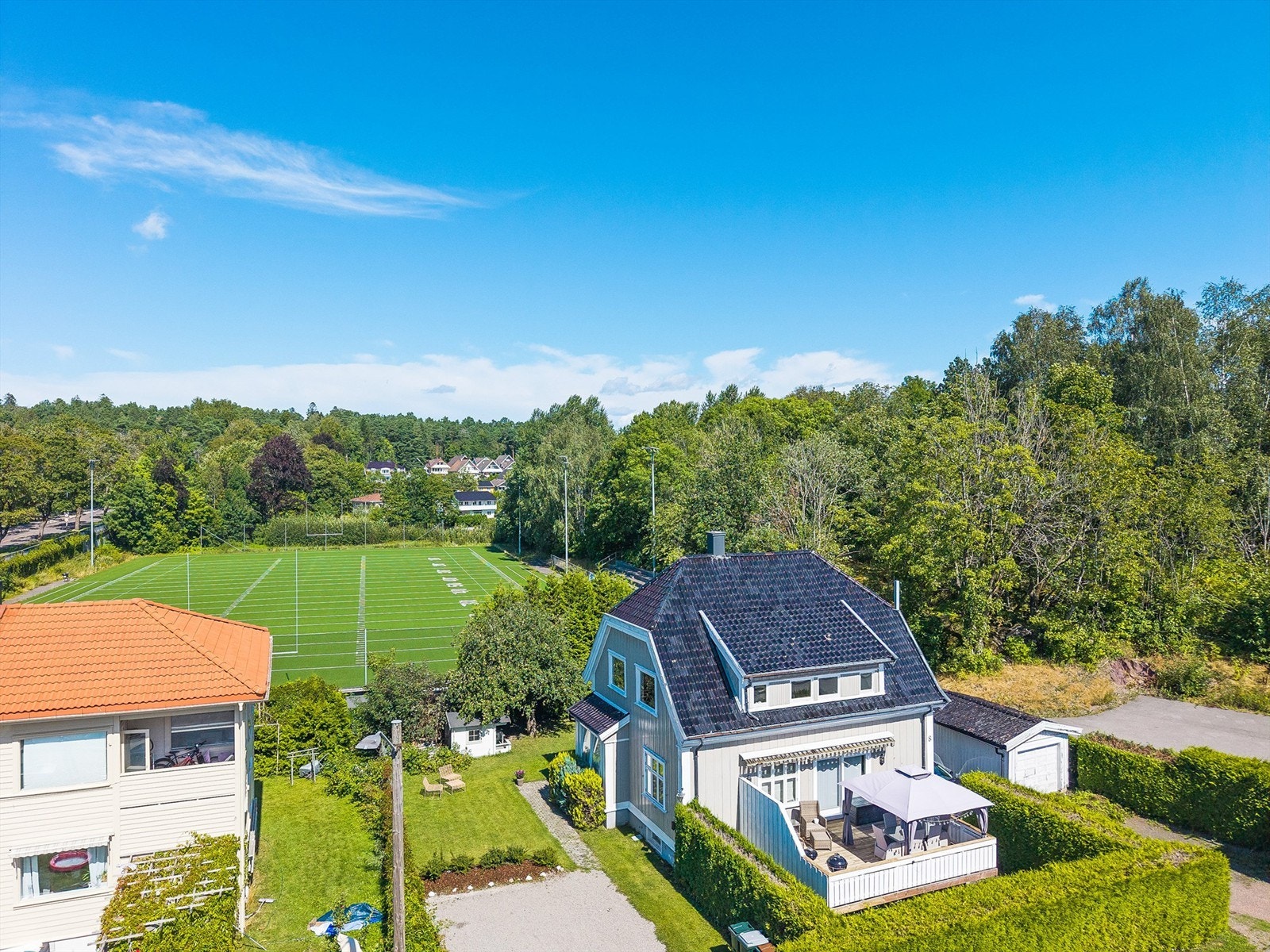 Boligen ligger svært sentrumsnært og idyllisk til med grøntområde tilliggende tomten. På idrettsbanen nord for boligen spilles det amerikansk fotball. Boliggaten ligger få skritt unna Sykehuset i Vestfold, en av de største arbeidsplassene i området. Galleribilde
