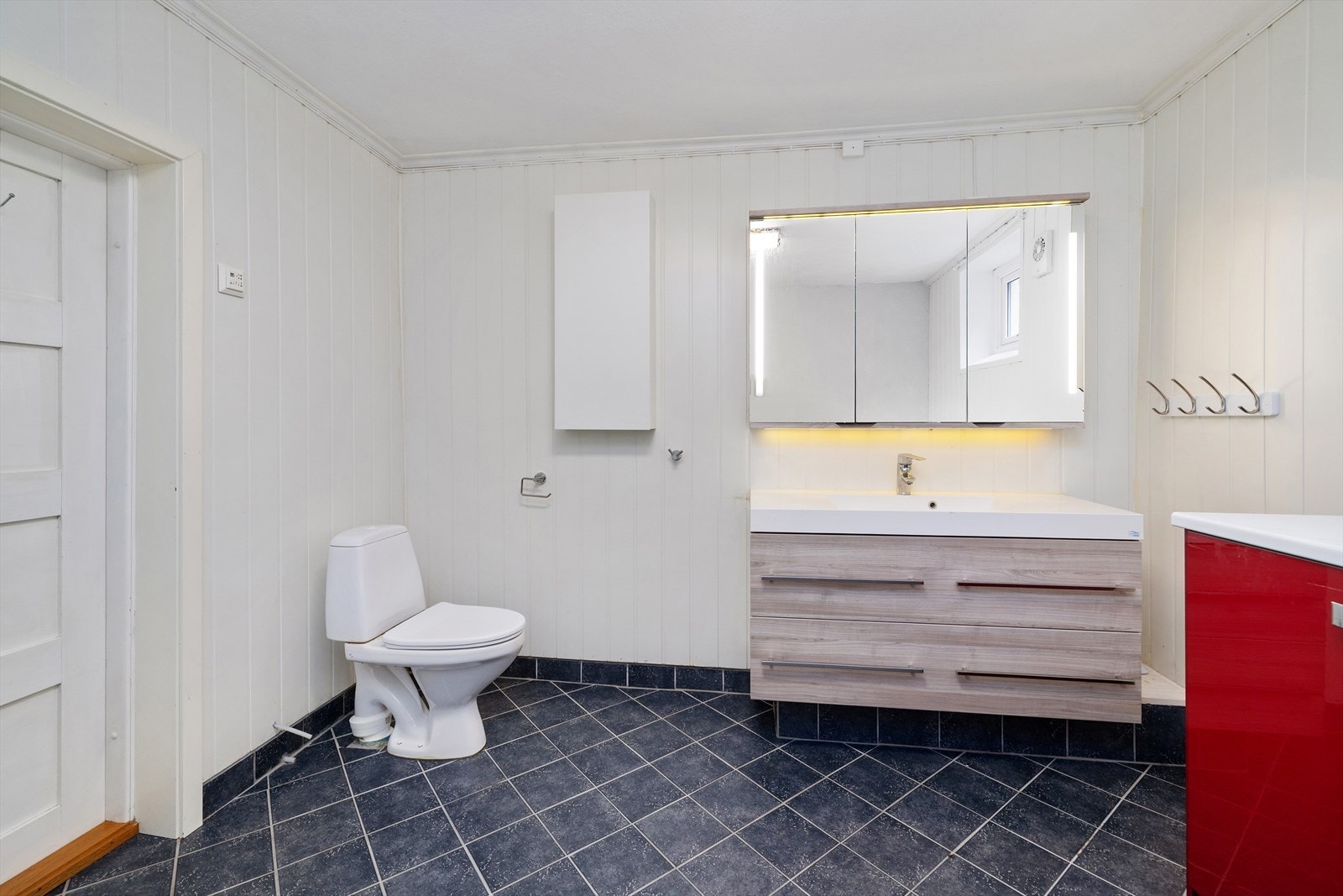 Badet i etasjen ble etablert i 2012 og er flislagt med elektriske varmekabler. Galleribilde