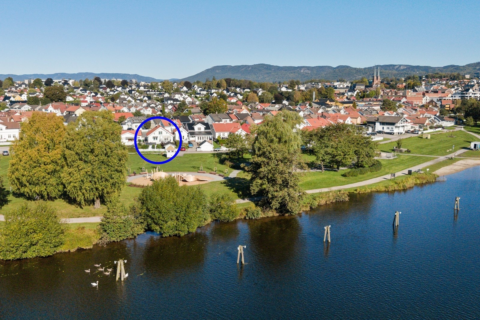 Her får du en flott enebolig med garasje og lekestue rett ved bakkestranda. Galleribilde