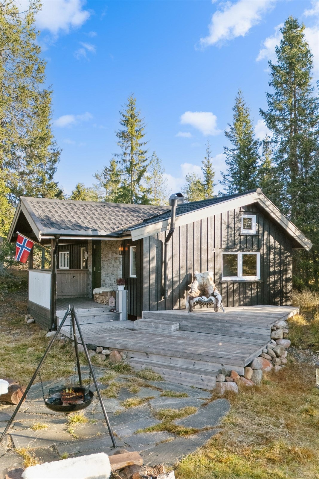 Terrassen på 24 m² strekker seg rundt deler av hytta. Galleribilde
