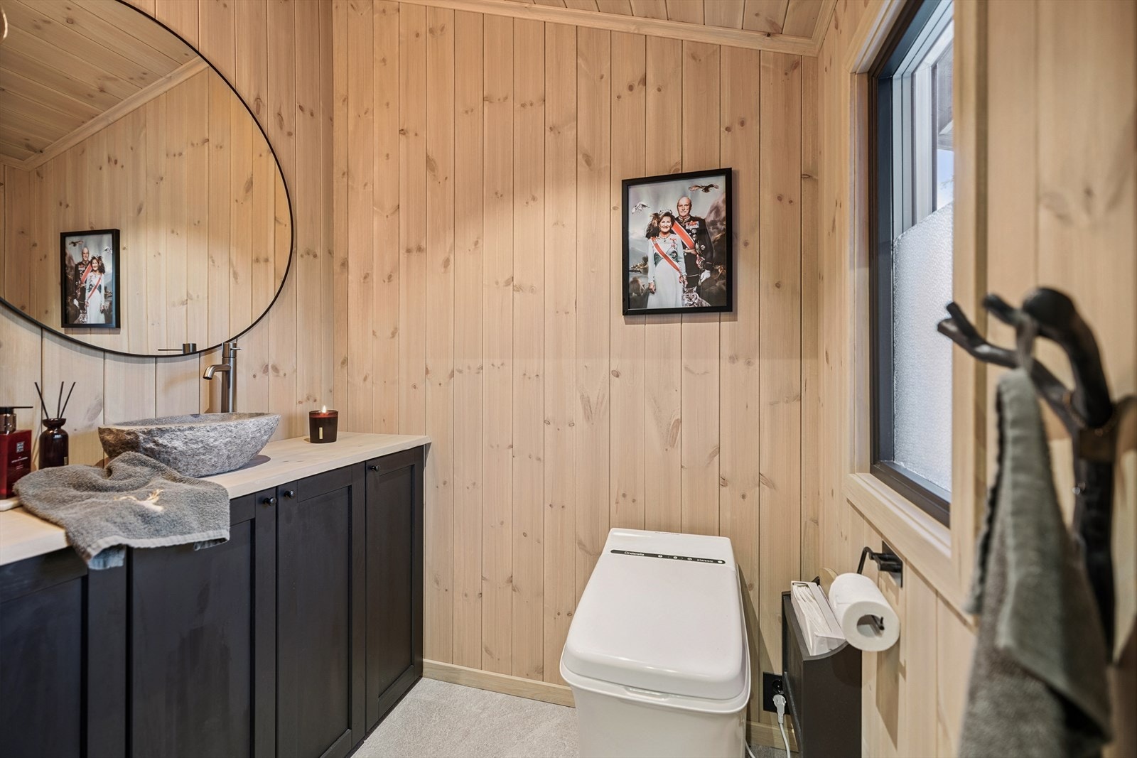 Rommet er utstyrt med et moderne forbrenningstoalett. Galleribilde