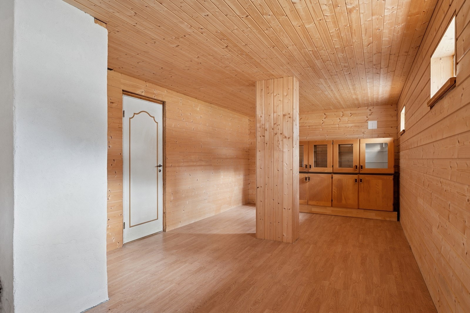 Lun og innbydende kjellerstue med målt takhøyde på ca. 2,33 meter. Rommet har god størrelse og egner seg godt som ekstra oppholdsrom, TV-stue eller hobbyrom. Et fleksibelt areal med mange bruksmuligheter (Se punkt "ferdigattest"). Galleribilde
