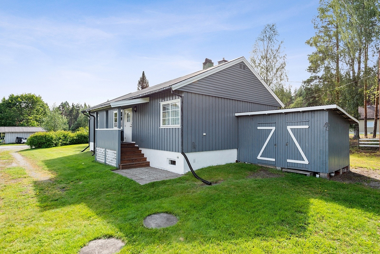 Solrik tomt på ca. 1028m², ideell for lek, hagebruk og utendørsaktiviteter Galleribilde