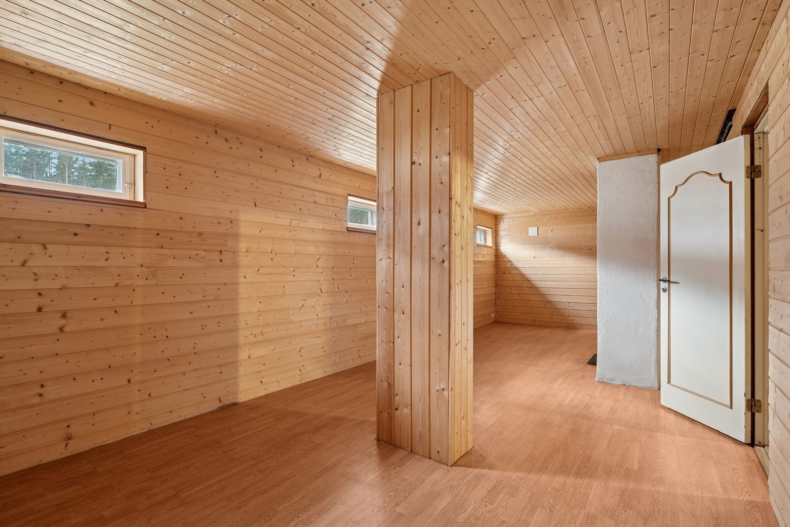 Det foreligger ikke tegninger av kjellerplan. Vinduene i kjellerstuen er for små og plassert for høyt til å fungere som rømningsvei. Rommet er ikke godkjent for varig opphold. Bruksendring til hoveddel krever søknad til kommunen (Se punkt "ferdigattest"). Galleribilde