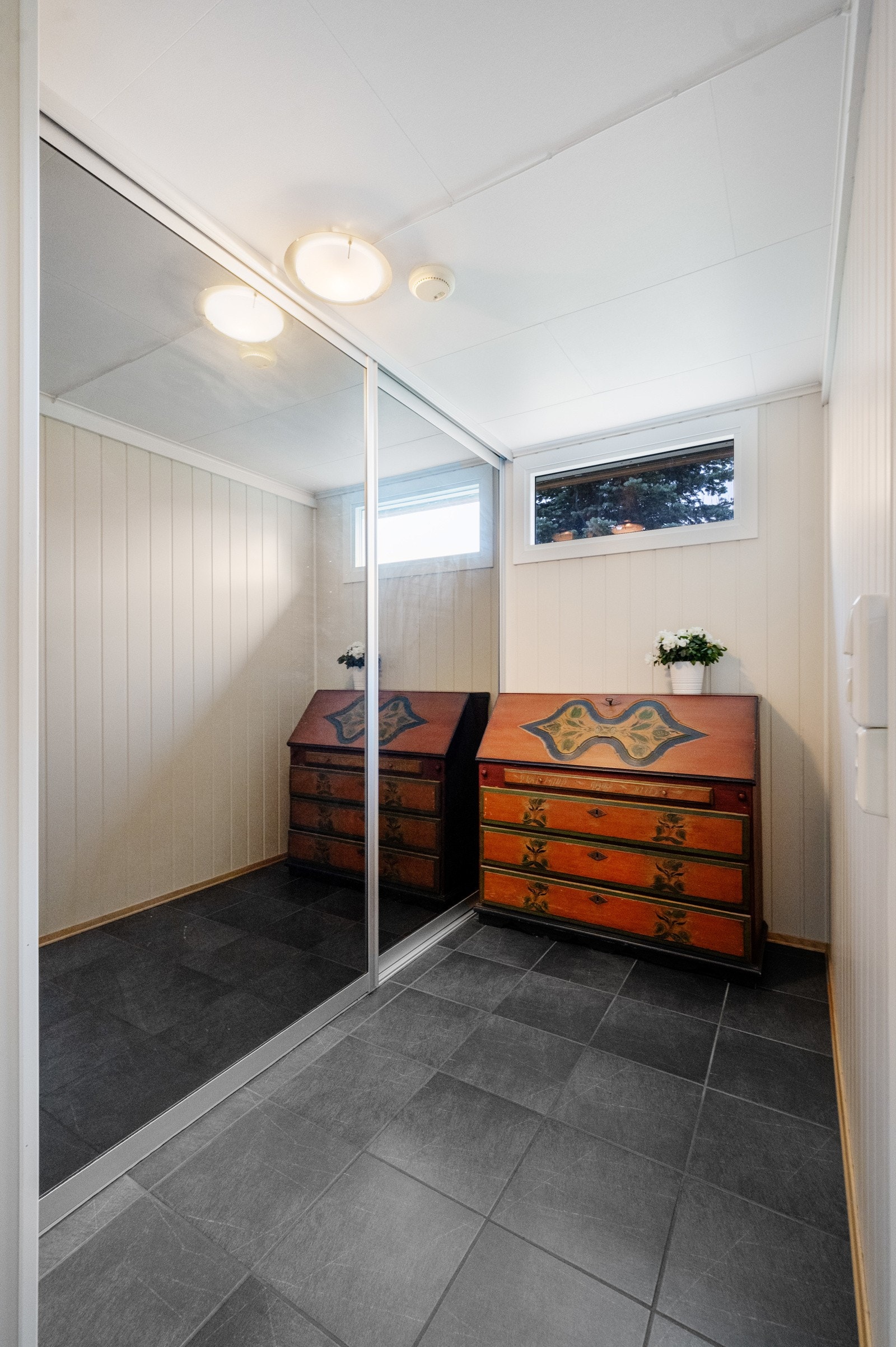 Romslig garderoberom med skyvedører. Galleribilde