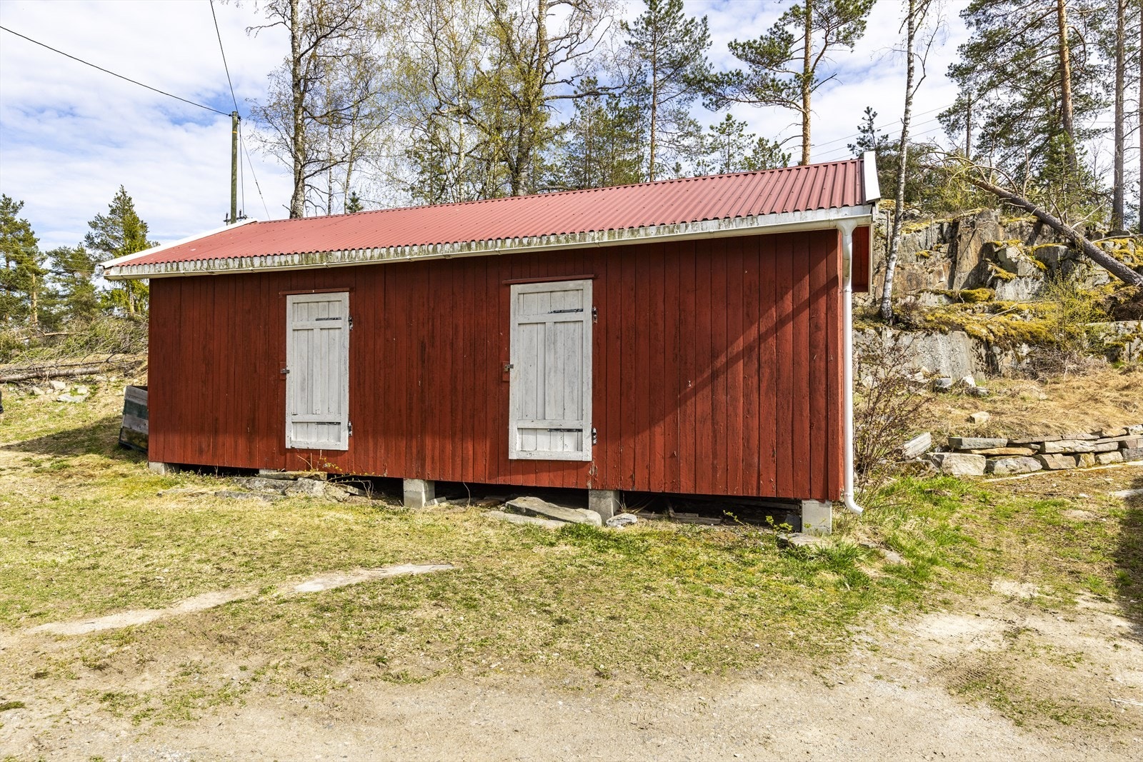 Uthuset er på ca. 31 kvm og inneholder bod og vedskjul. Galleribilde