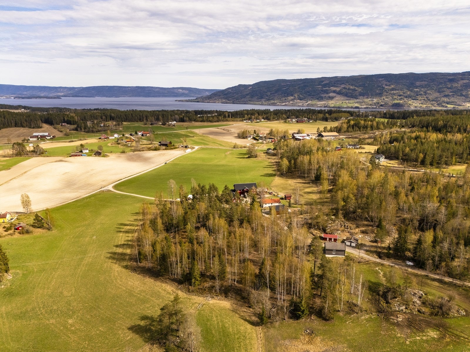 Nærområdet er kjent for gode turmuligheter sommer som vinter, og grenser mot Holleia og Flannumsmarka. Galleribilde
