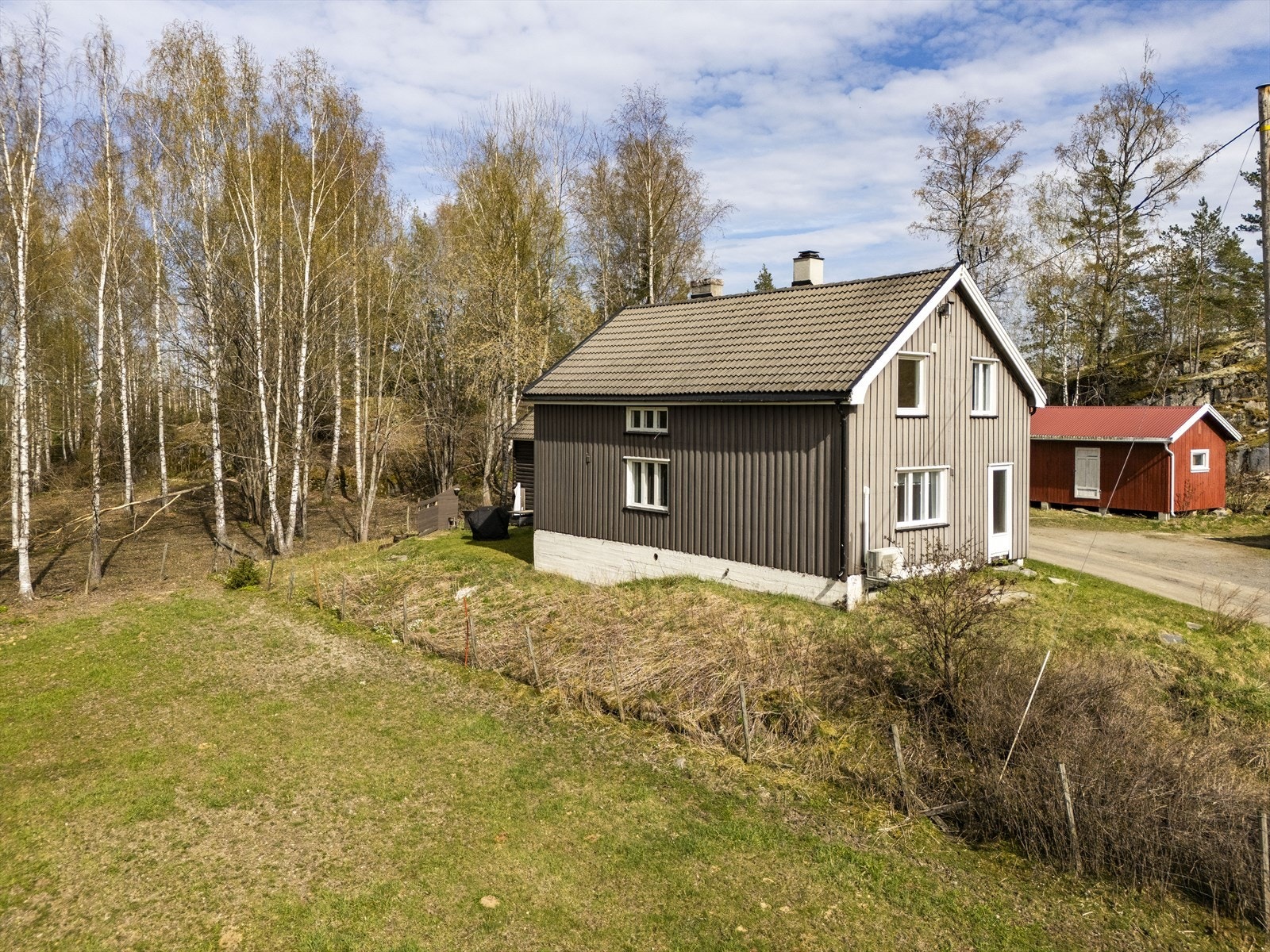 En landlig enebolig på stor tomt med naturen som nærmeste nabo. Galleribilde
