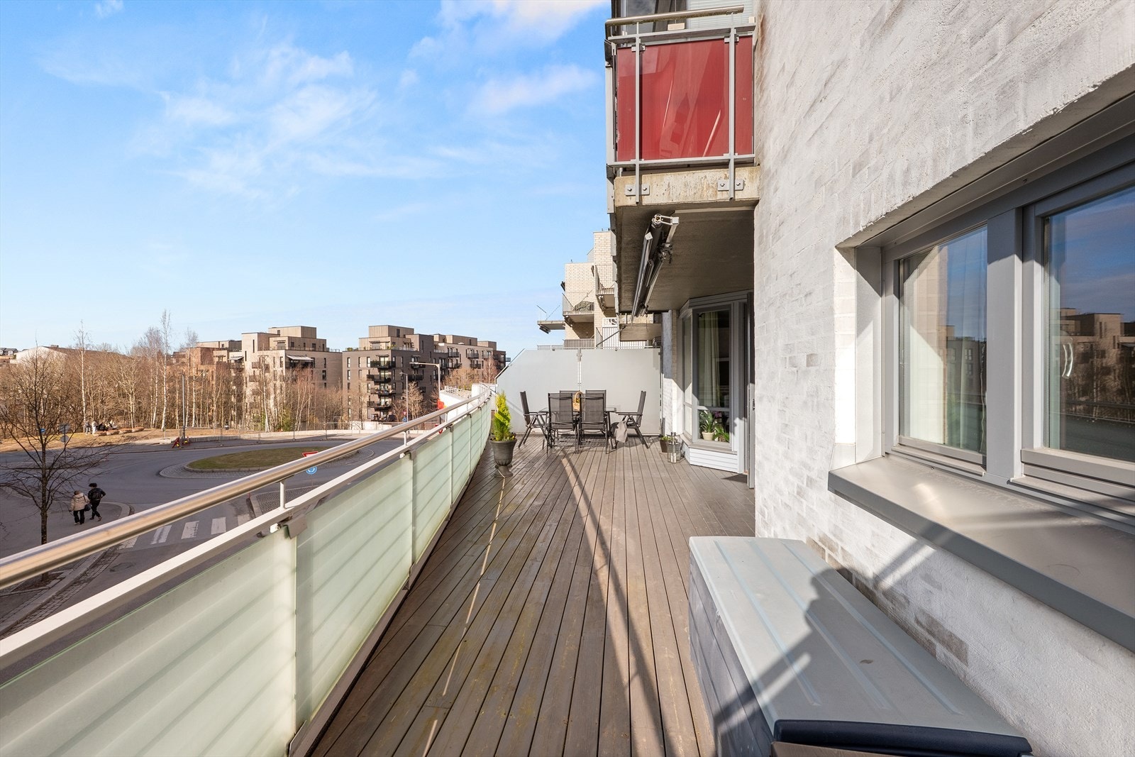 Balkongen strekker seg langs hele leilighetens bredde og gir et flott uterom. Galleribilde