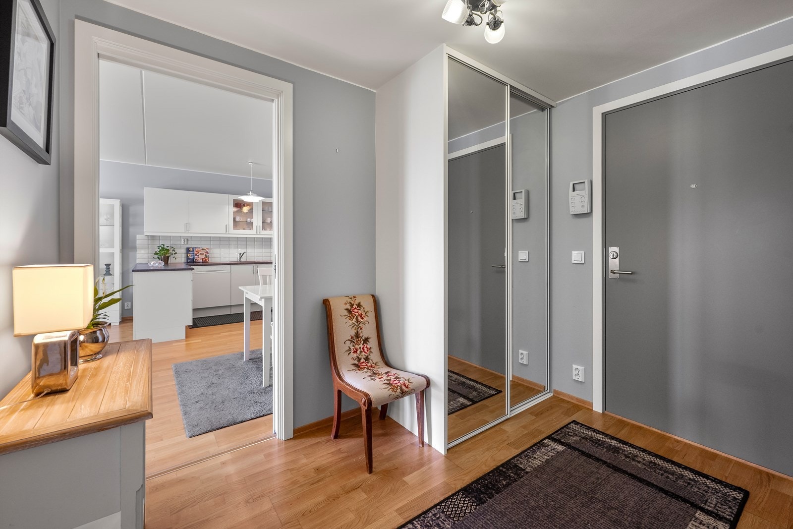 Entréen har en praktisk skyvedørsgarderobe med speilfronter for oppbevaring av yttertøy og sko. Galleribilde