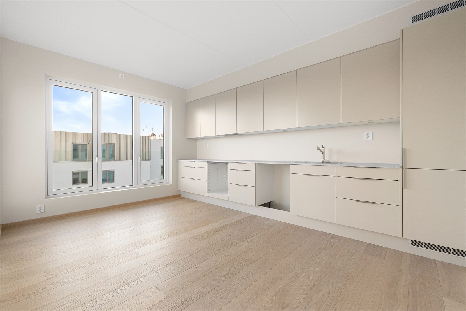 Kjøkken delvis adskilt fra stuen. Nytt kjøkken fra Studio Sigdal. Klargjort for integreringshvitevarer som ny eier kjøper etter eget modell-ønske. Galleribilde