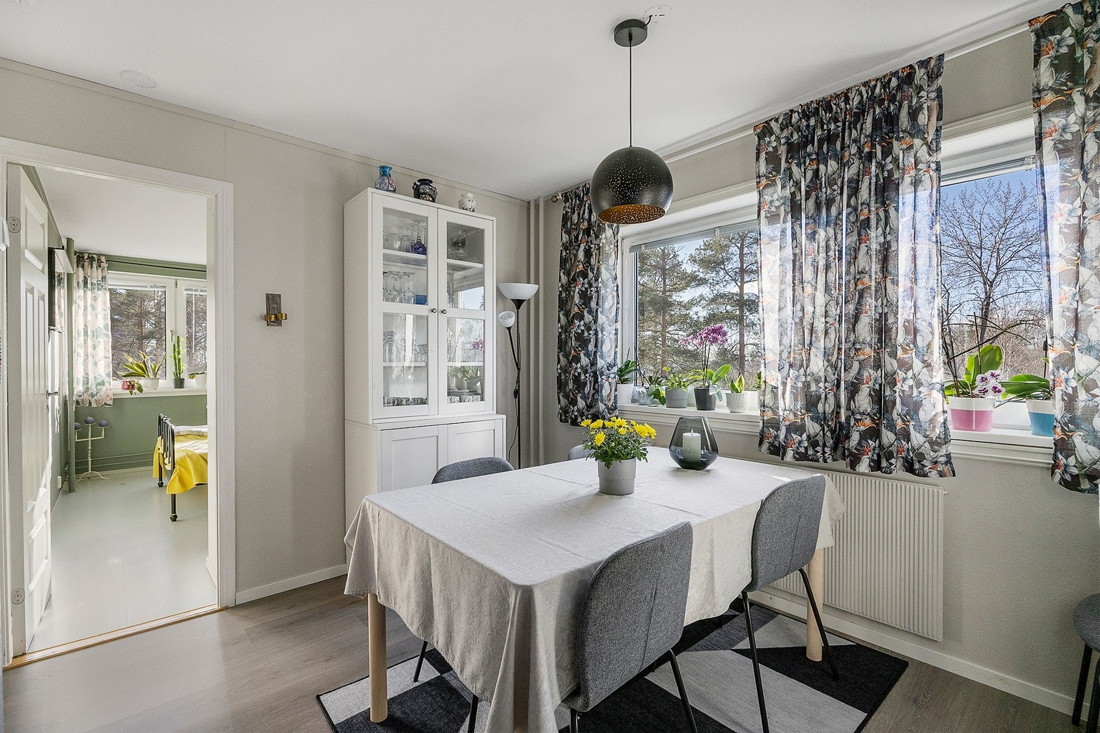 Egen spiseplass med god plass til spisebord, i tilknytning til stue og kjøkken. Galleribilde