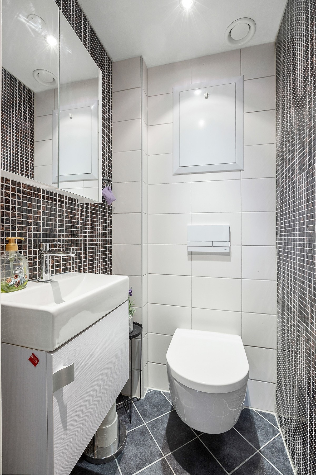 Badet er utstyrt med dusj, servant og gode oppbevaringsmuligheter. Galleribilde