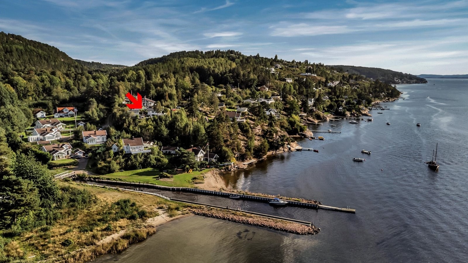 Tøffelavstand fra hytta til fin sandstrand og båtplass. Galleribilde