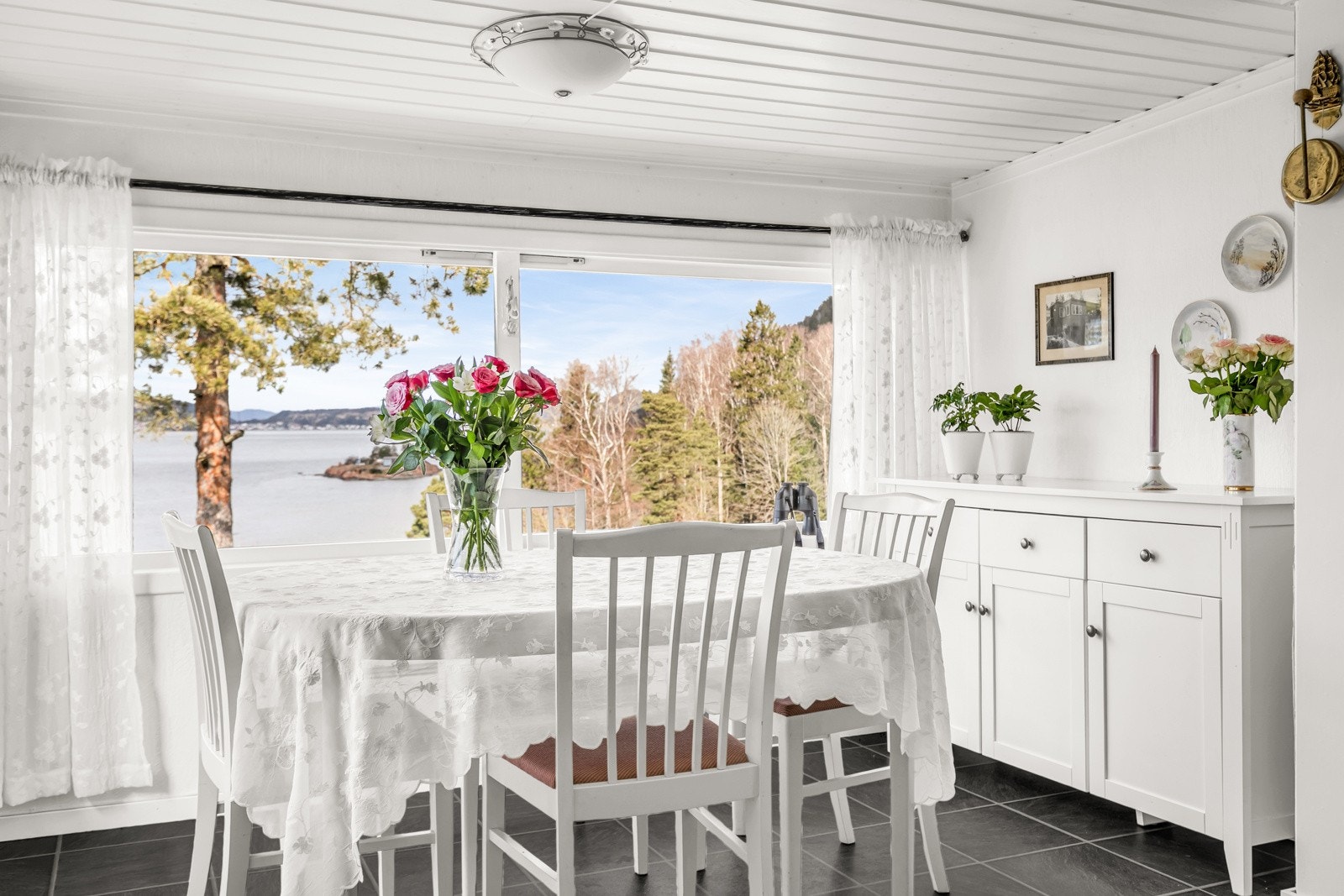 Spiseplass i forbindelse med stuen. Galleribilde