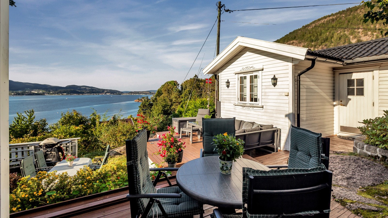 Det er totalt 62 kvm med terrasse og platting. Galleribilde
