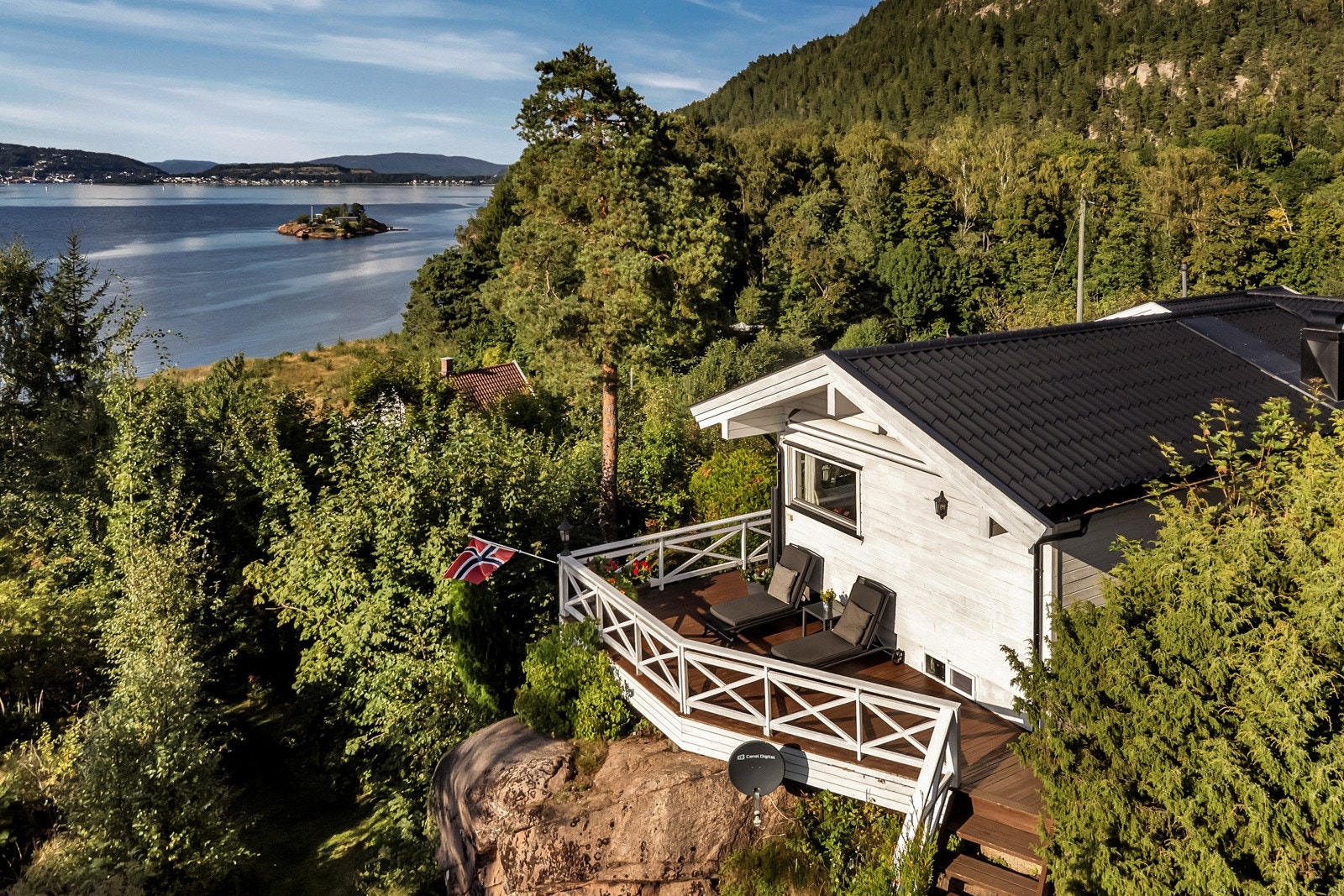 Beliggende på vakre Knivsvik på Holmsbu. Galleribilde