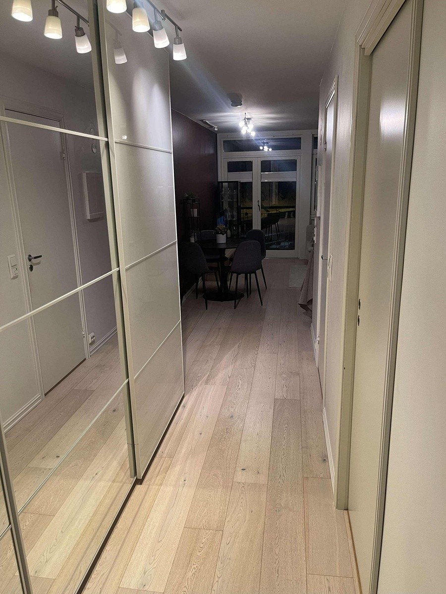 Inngangsparti med stort garderobeskap Galleribilde