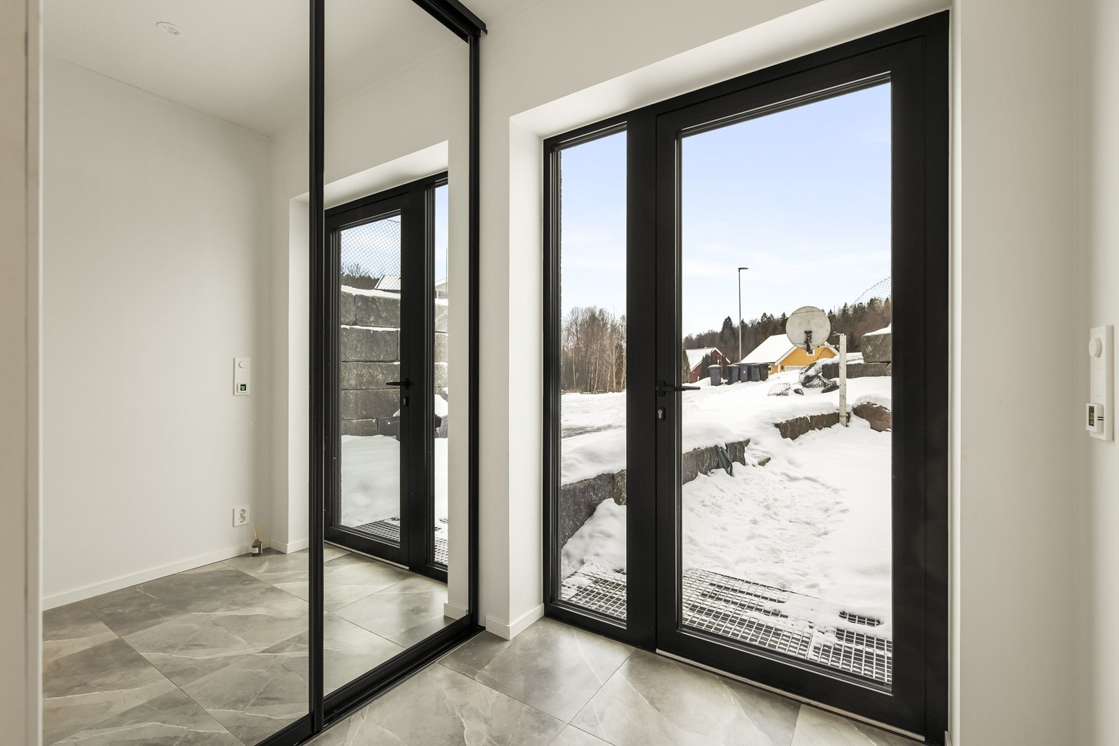 Flislagt entre med innredet garderobe, åpen stue/kjøkkenløsning, 2 soverom og bad Galleribilde