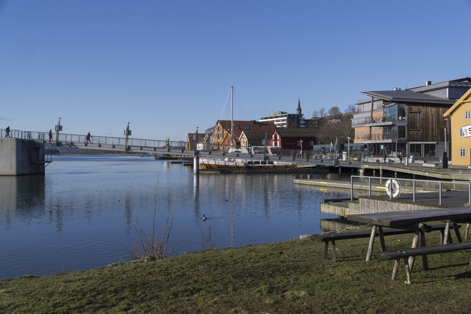 Tønsberg brygge med restauranter og bylivet forøverig er bare en liten gåtur fra boligen. Her bor du i et veletablert område i Tønsberg, men kort vei til alle fasiliteter Galleribilde