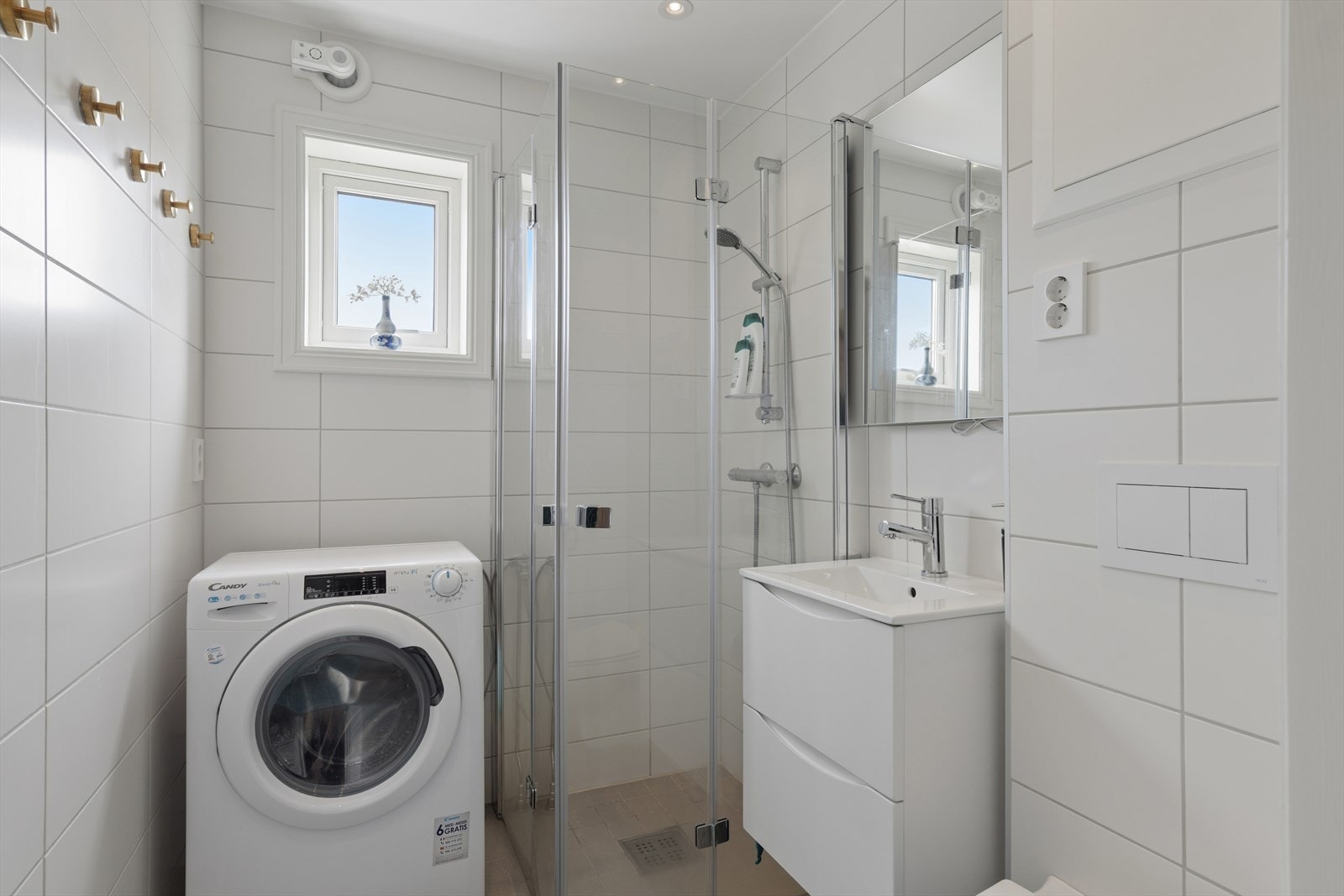 Badet er pusset opp i 2023 i regi av borettslaget. Her er det fliser på veggene og på gulvet. Det er varmekabler i gulvet og opplegg til både vaskekmaskin og tørketrommel. Ellers er badet utstyrt med servant, vegghengt toalett og dusjkabinett med foldedør Galleribilde