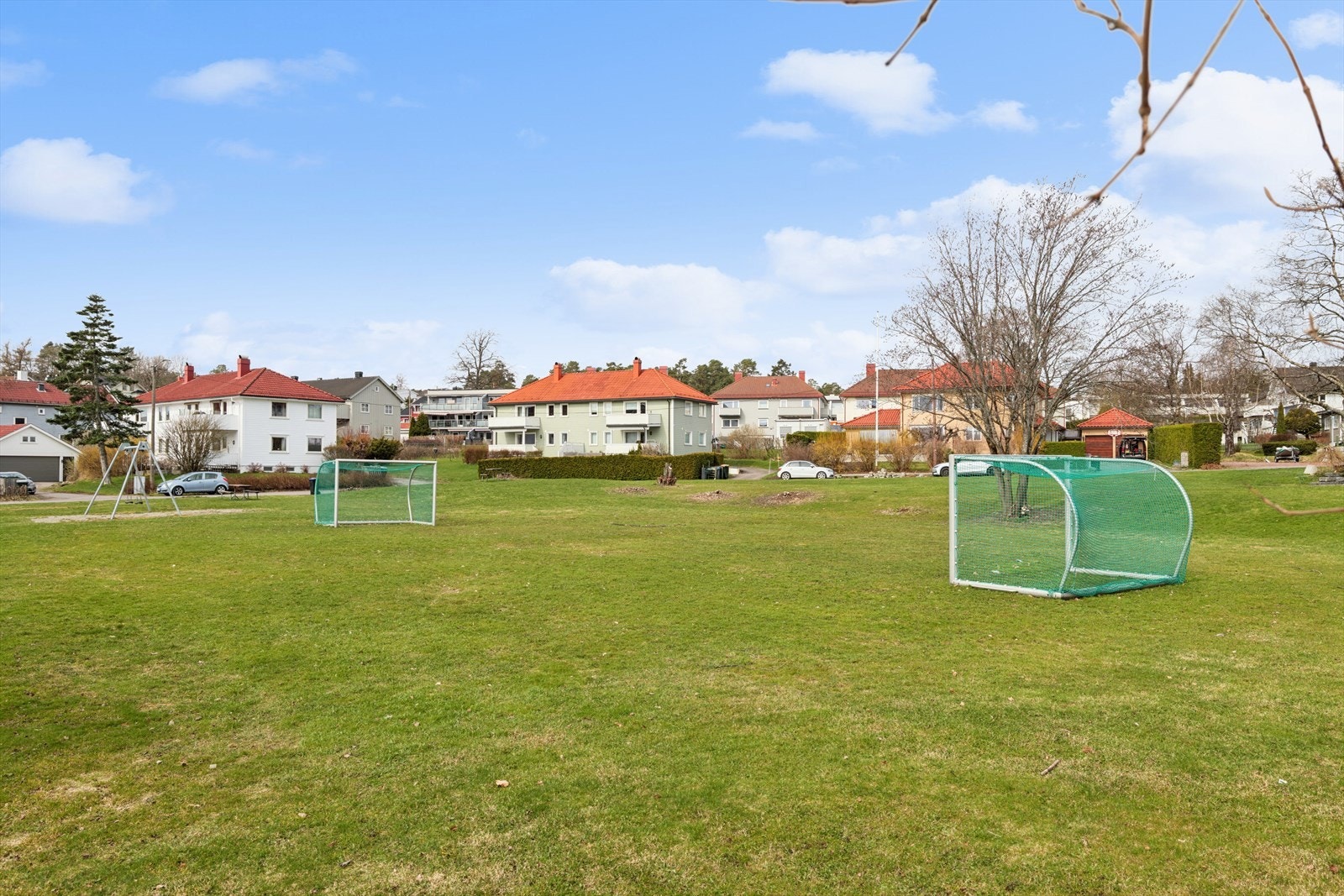 Et lite steinkast fra boligen er det stor slette for lek og aktiviteter, perfekt for barnefamilien. Det er også kort vei til Byskogen skole, Trudvanglia Barnehage, Heimdal med butikker, samt sykehuset og Sentrum Galleribilde