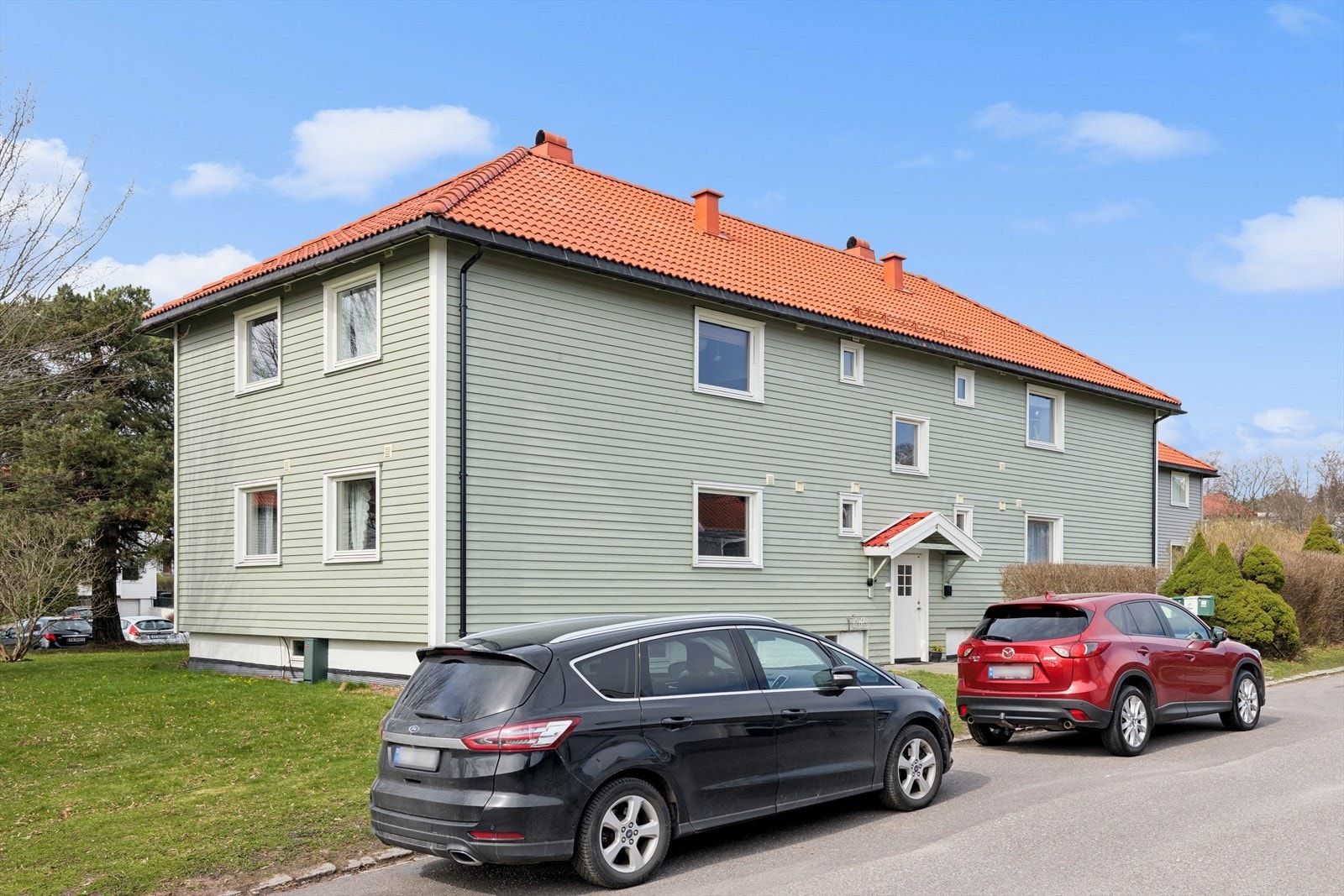 DNB Eiendom v/Jim Robin Henriksen ønsker velkommen til Welhavens vei 4, leiligheten ligger til venstre i første etasje og har 2 soverom, nyere bad, stue og kjøkken Galleribilde