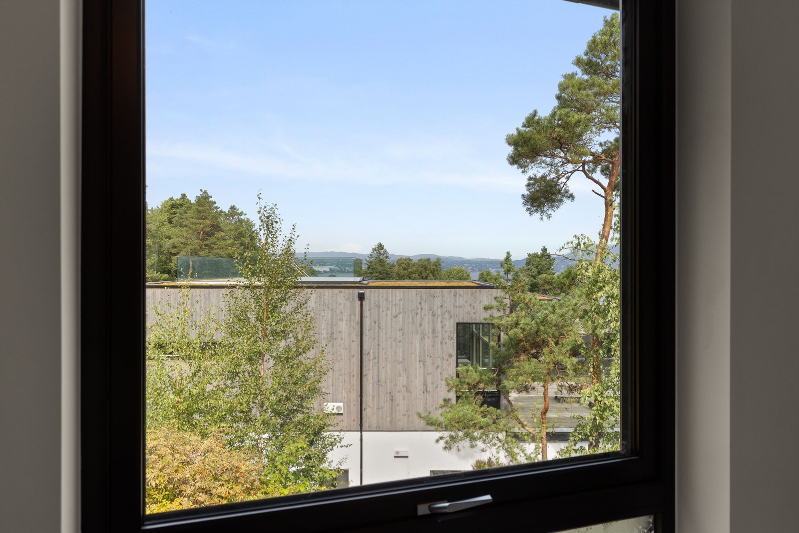 Utsikt fra et av soverommene i 1. etasje. Galleribilde