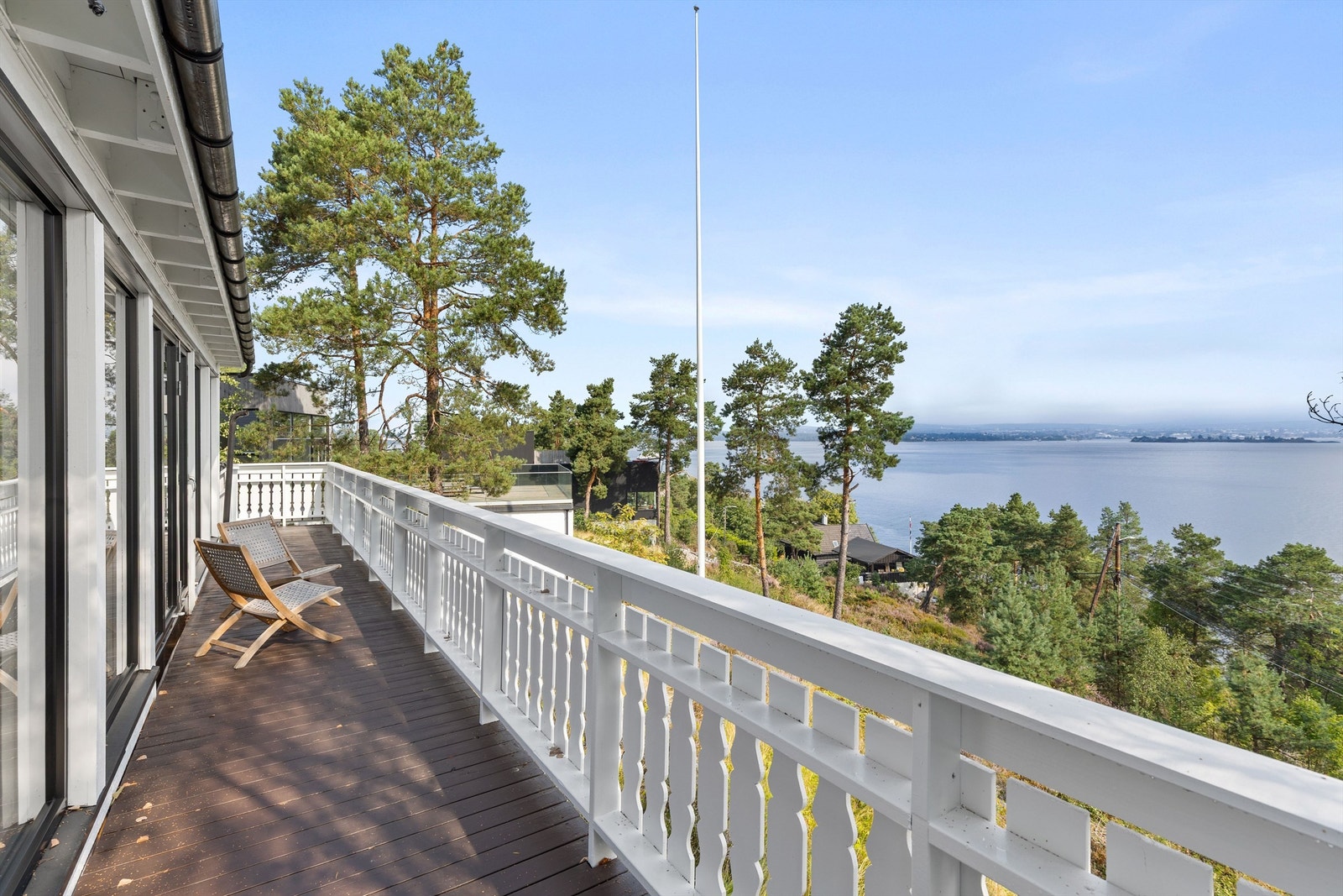 Nyt sjølivet med privat strandtilgang, egen båtplass og til sammen 91 m² med verandaer. Galleribilde