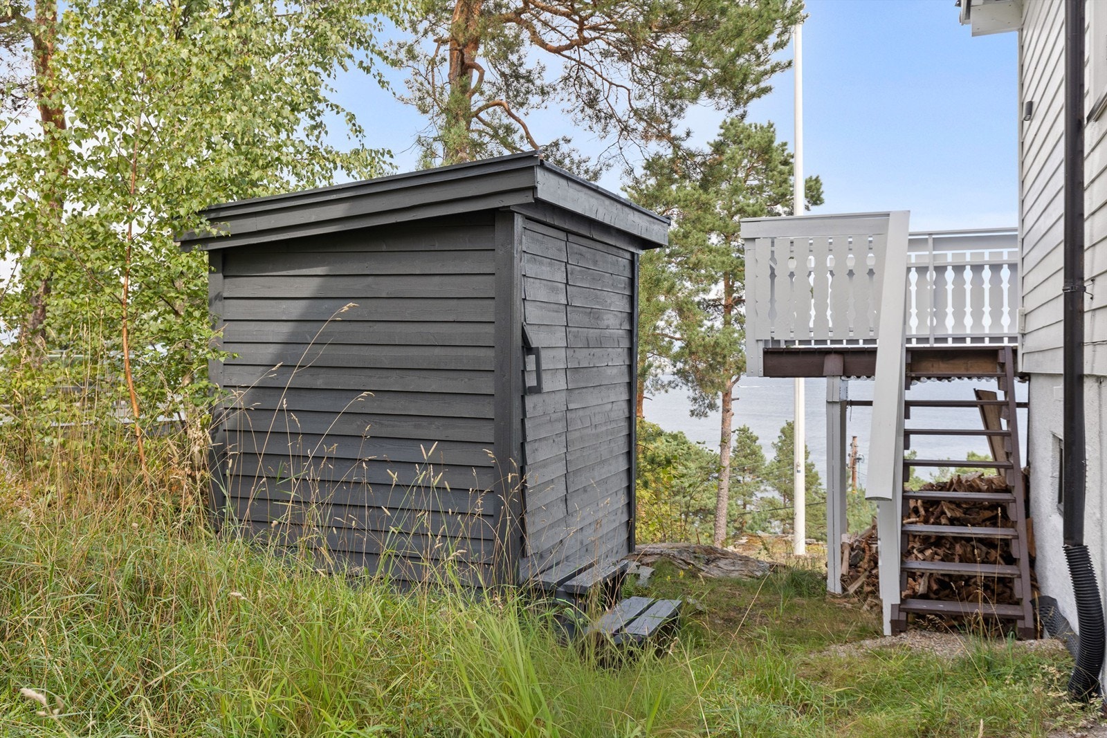En praktisk utebod på 5 m² gir ekstra lagringsplass for hageredskaper. Galleribilde