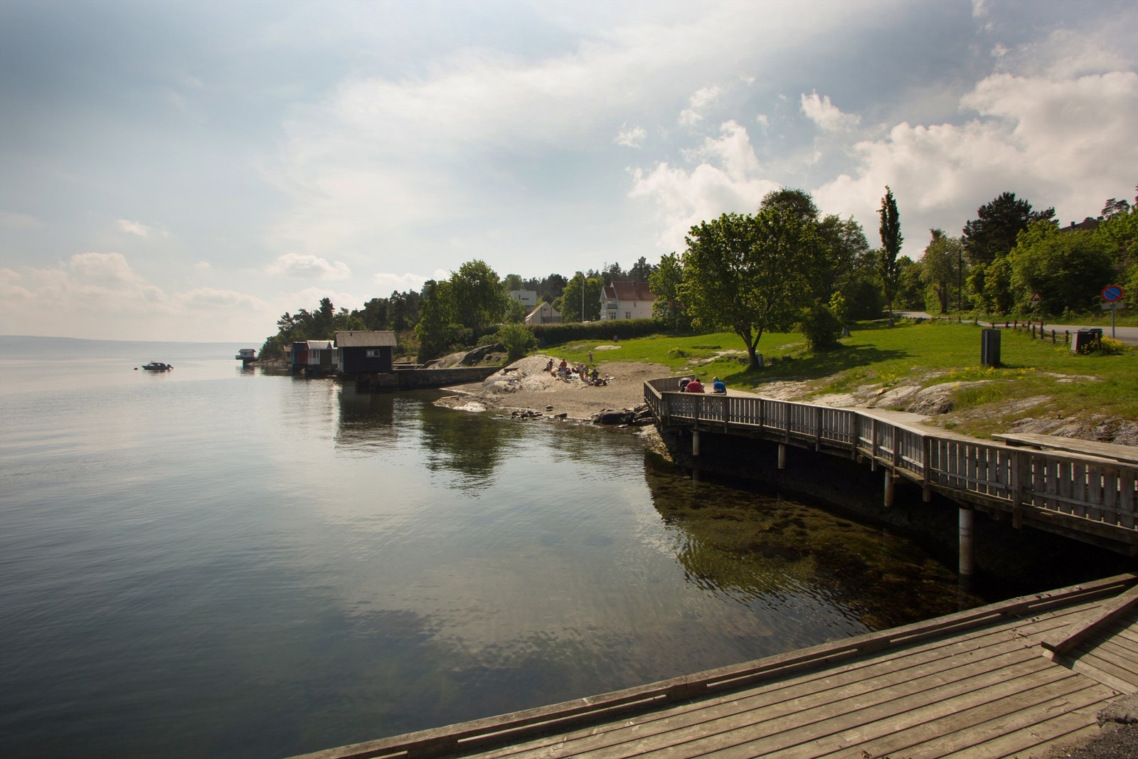 Boligen ligger et steinkast unna sjøen med kort gangavstand til flere flotte strender. Oksval strand er kun 10 minutter unna til fots - et idyllisk friområde med strand, gressplen og båthavn. Galleribilde