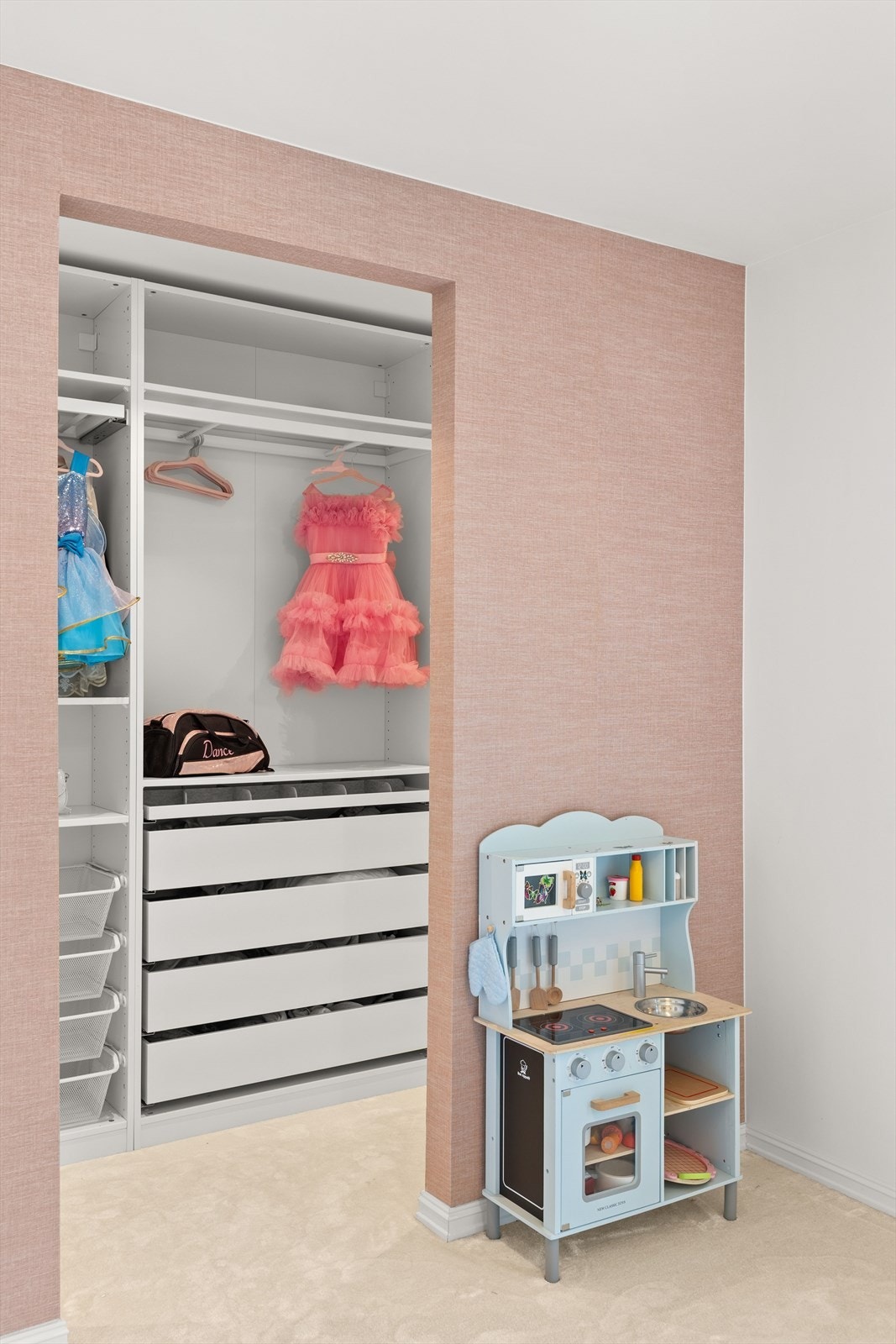 Eget omkledningsrom/garderobe tilknyttet barnerommet. Galleribilde