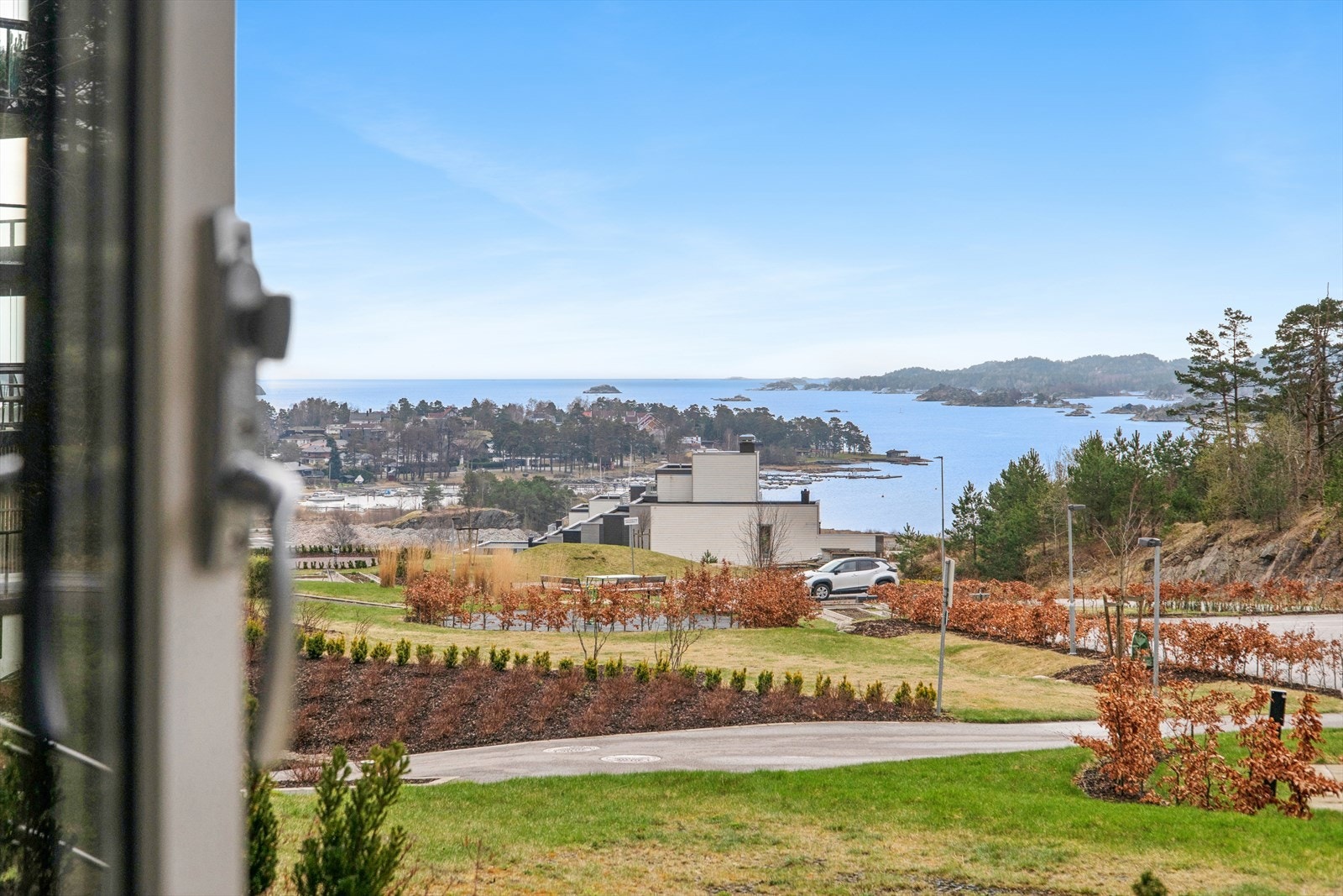 Beliggenheten på Vesterøya gir en fantastisk utsikt over innseilingen til Sandefjordsfjorden og umiddelbar nærhet til sjø, strender og flotte turområder. Galleribilde