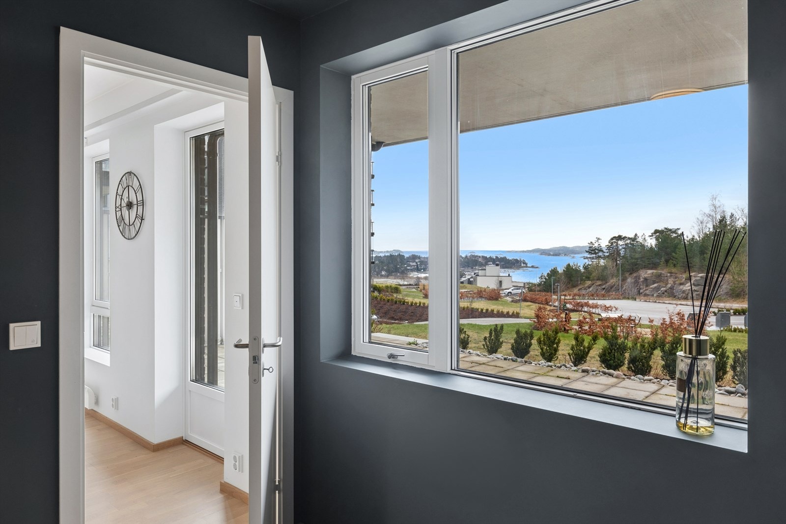 Fra soveromsvinduet kan du følge med på båtlivet i Sandefjordsfjorden. Galleribilde