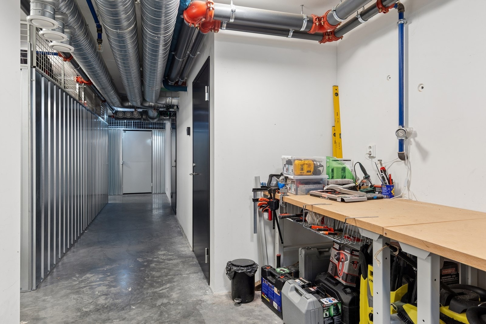 Leiligheten disponerer en ekstern bod på 5 m² i kjelleren, i tillegg til den interne boden. Galleribilde