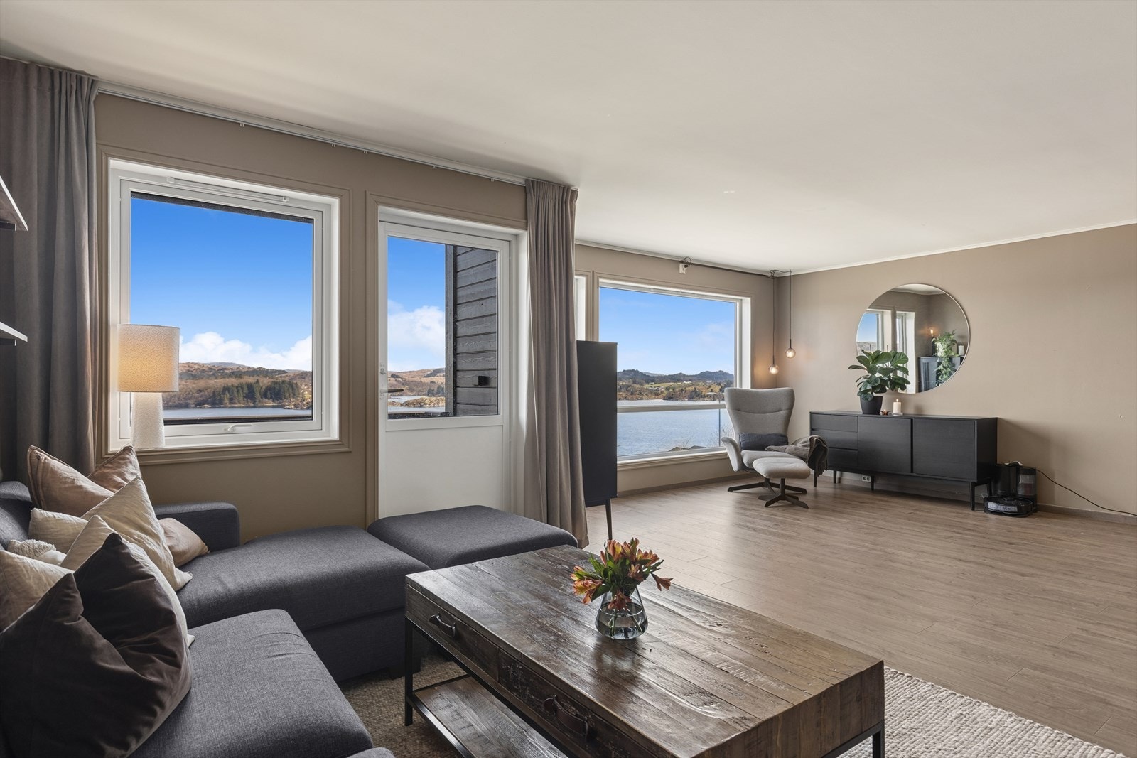 I stuen er det god plass til både spisebord og en generøs sofagruppe. Galleribilde