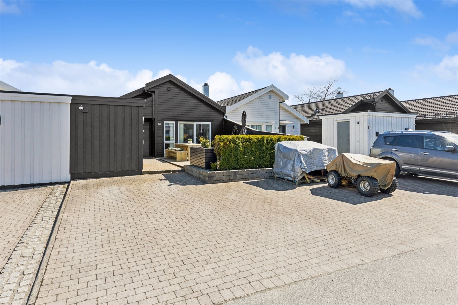 Det er gode parkeringsmuligheter i gårdsrommet. Galleribilde