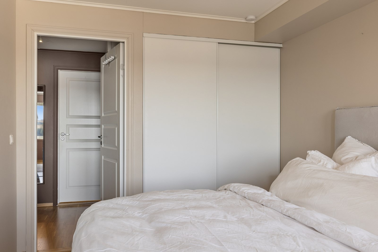 Soverommet har garderobe. Galleribilde