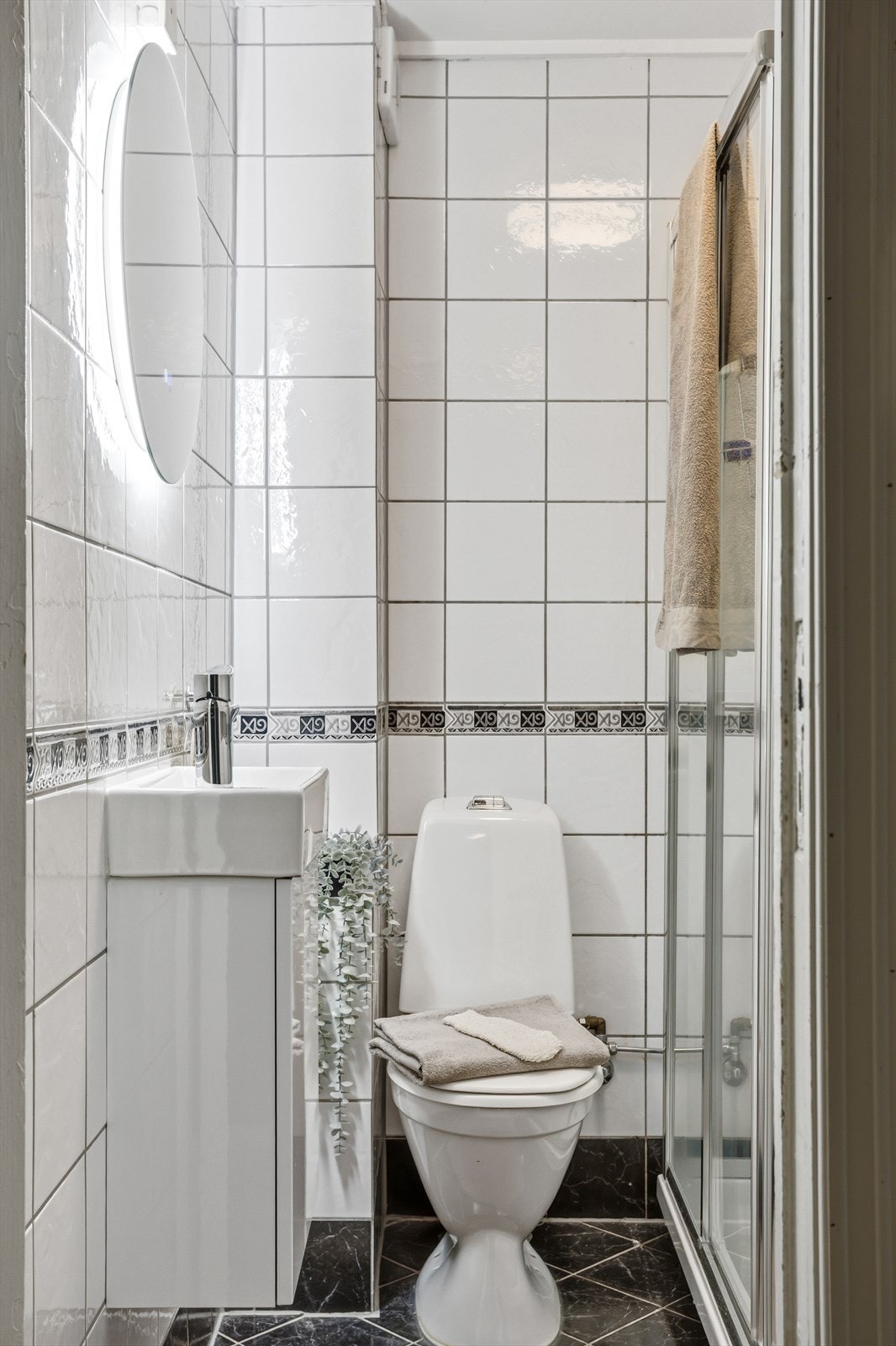 Ny baderomsinnredning med servant og blandebatteri, nytt speil samt nytt dusjkabinett ble montert i 2026. Galleribilde