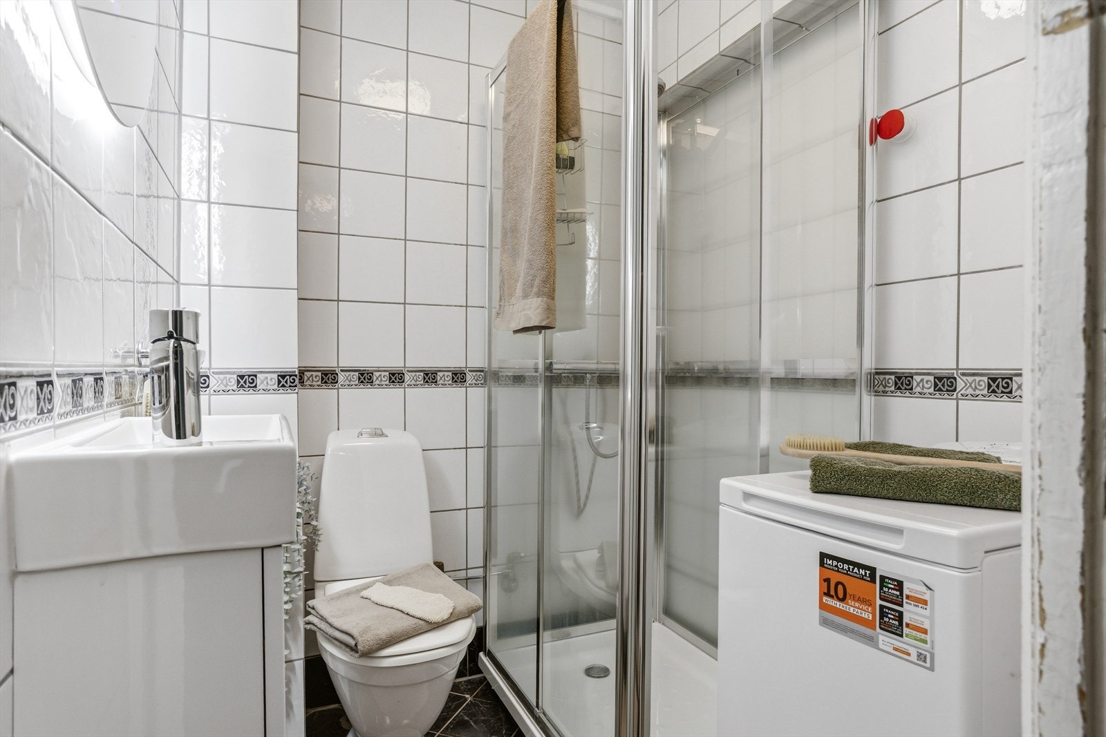Badet ble modernisert i 2006. Keramiske fliser på gulv og vegger samt takplater i himling. Badet fremstår funksjonelt med dagens løsning, og dusjkabinett med bunn og bakvegger sørger for minimal fuktbelastning på gulv og vegger. Galleribilde