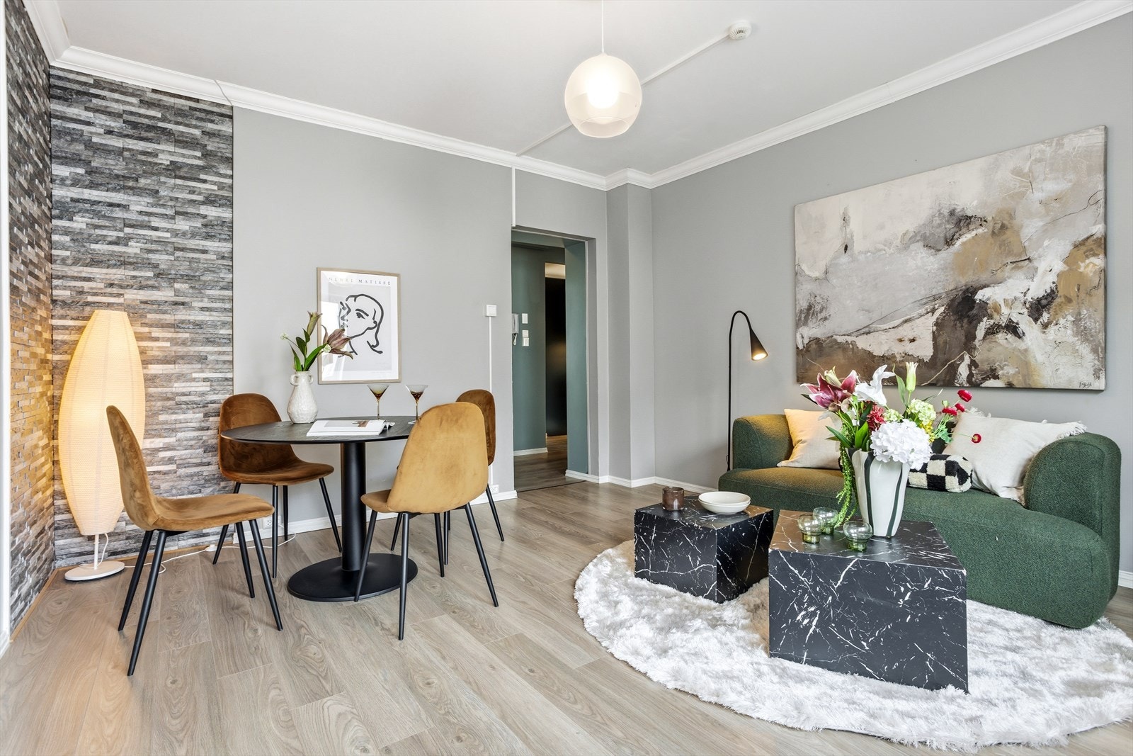 Rommet har slette, moderne overflater malt i tidløse fargetoner, kombinert med slitesterkt laminatgulv. Klassisk takrosett i himlingen gir et elegant og gjennomført uttrykk. Galleribilde