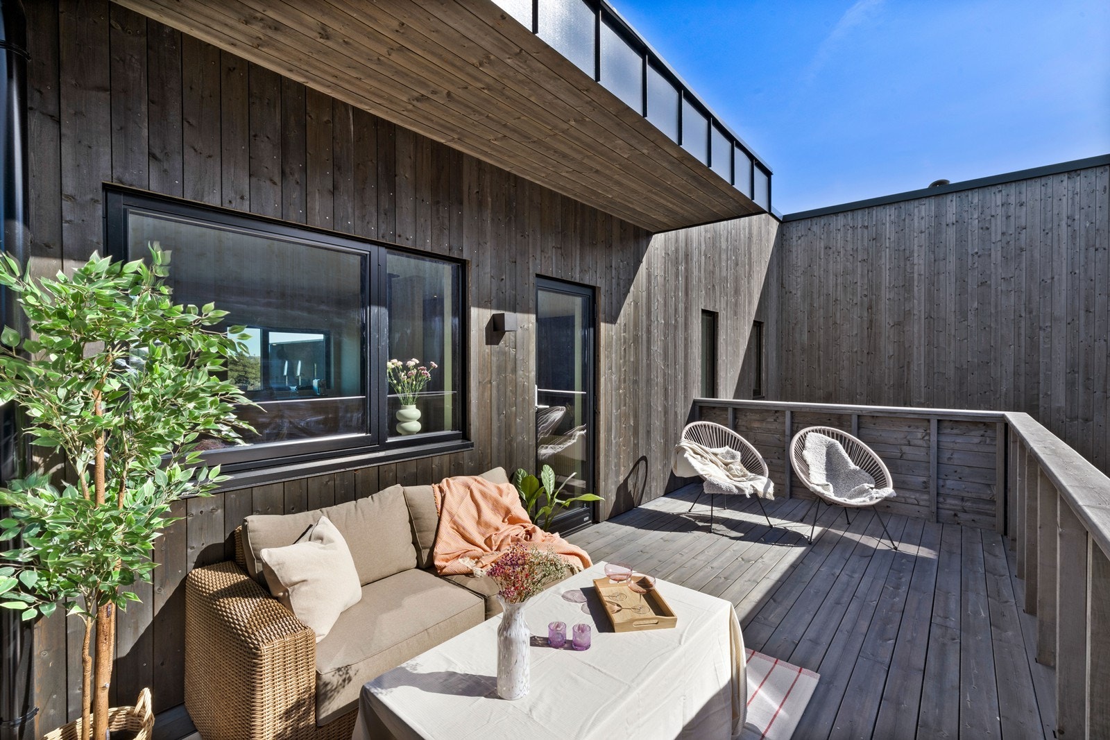 Terrasse med god plass til utemøblement, grill mm. Gode solforhold. Galleribilde