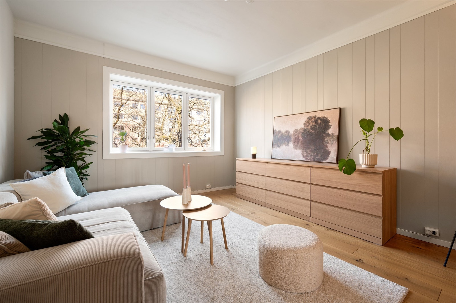 De store vindusflatene slipper inn rikelig med lys og skaper en luftig atmosfære. Stuen er opprinnelig et soverom som i dag benyttes som stue. Galleribilde